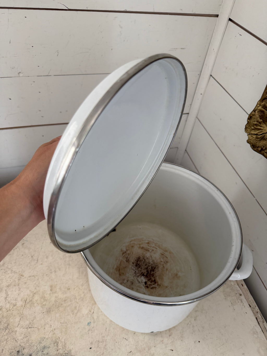 Enamel white pot with lid