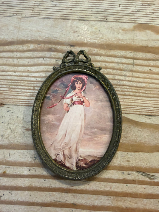 Vintage mini frame with pinkie in it