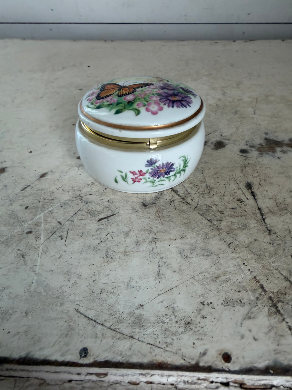 Heritage House Porcelain Music Box “Valentines Serenade” finicky but does work