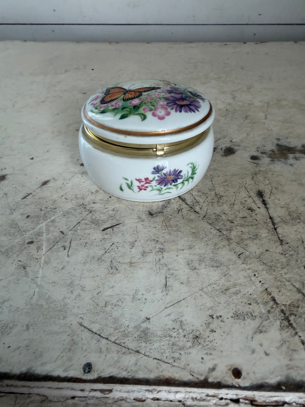 Heritage House Porcelain Music Box “Valentines Serenade” finicky but does work