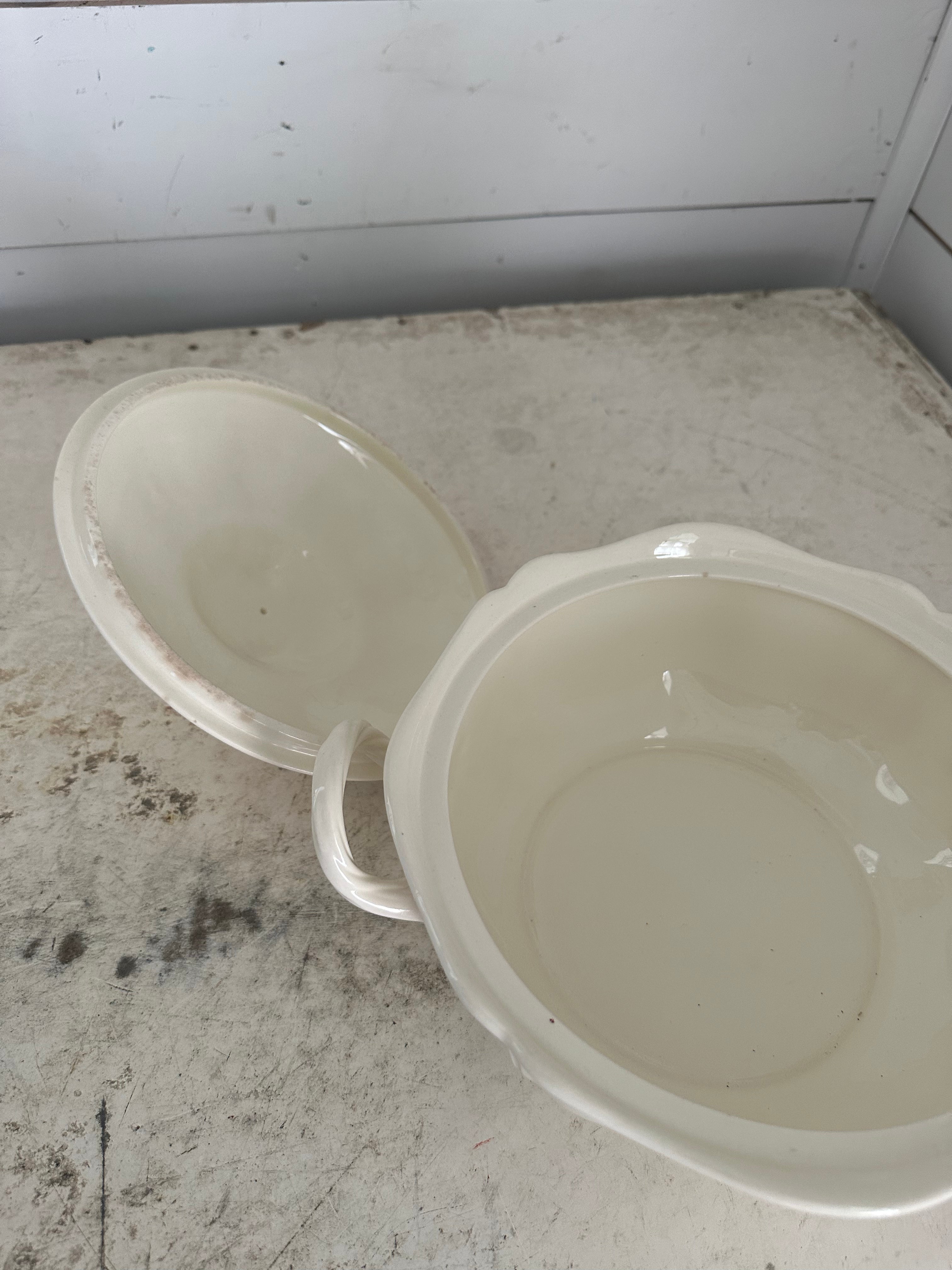 Wedgwood Queens  Shape  Plain Round Covered Vegetable Dish