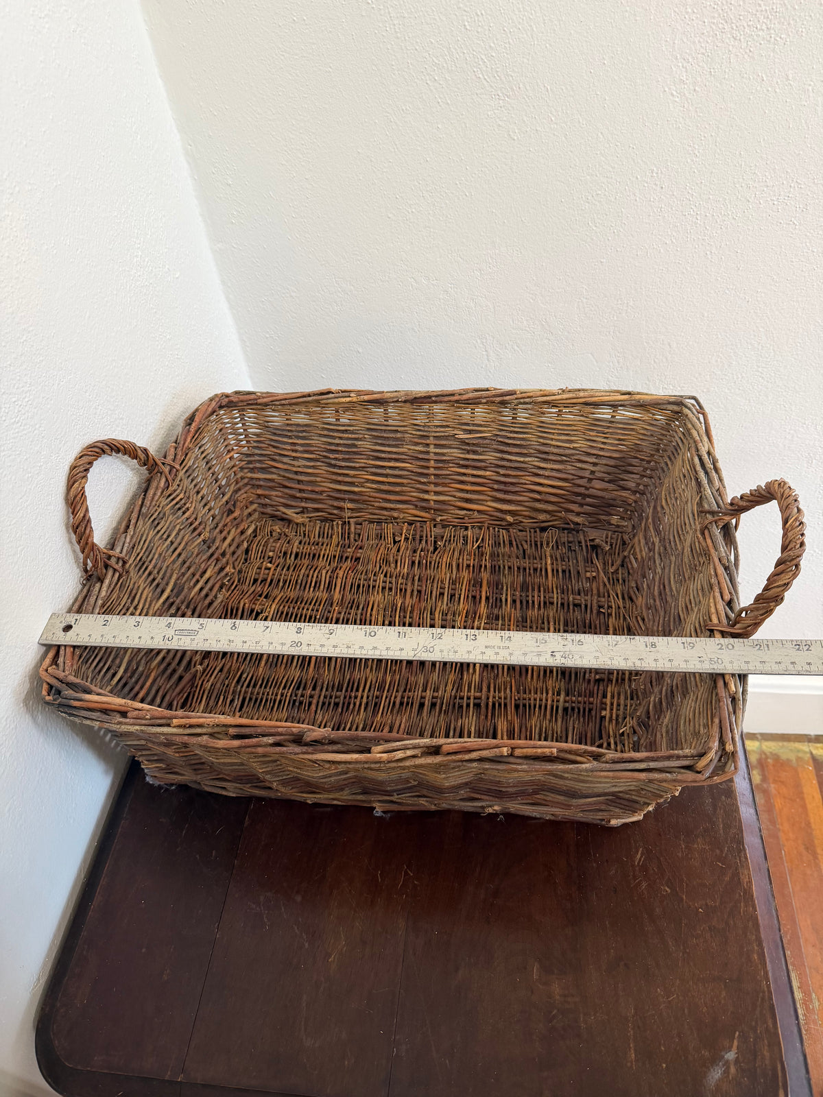 Cesta rectangular de mimbre vintage grande con asas