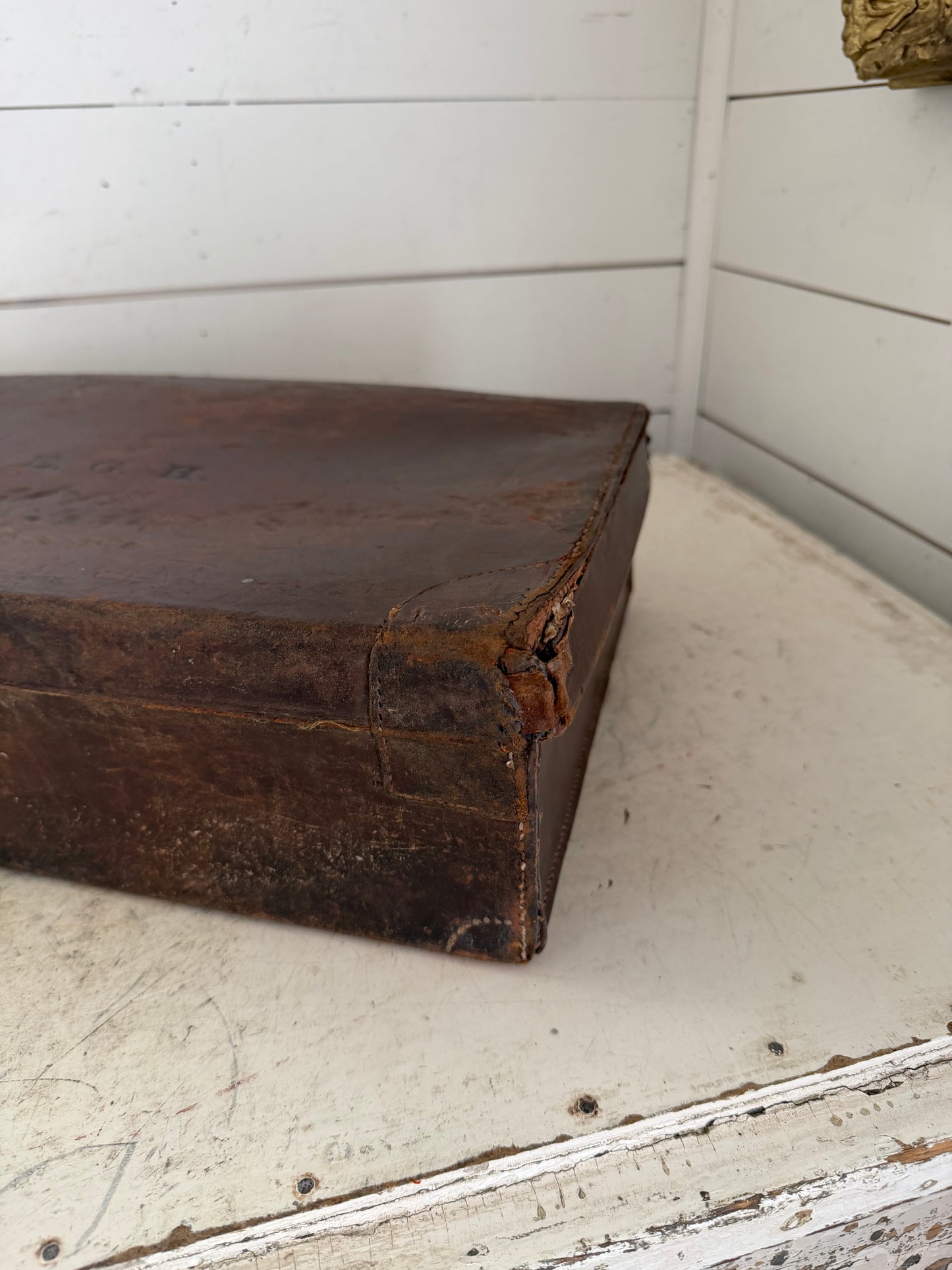 EARLY 20TH CENTURY ENGLISH LEATHER SUITCASE IN BROWN
