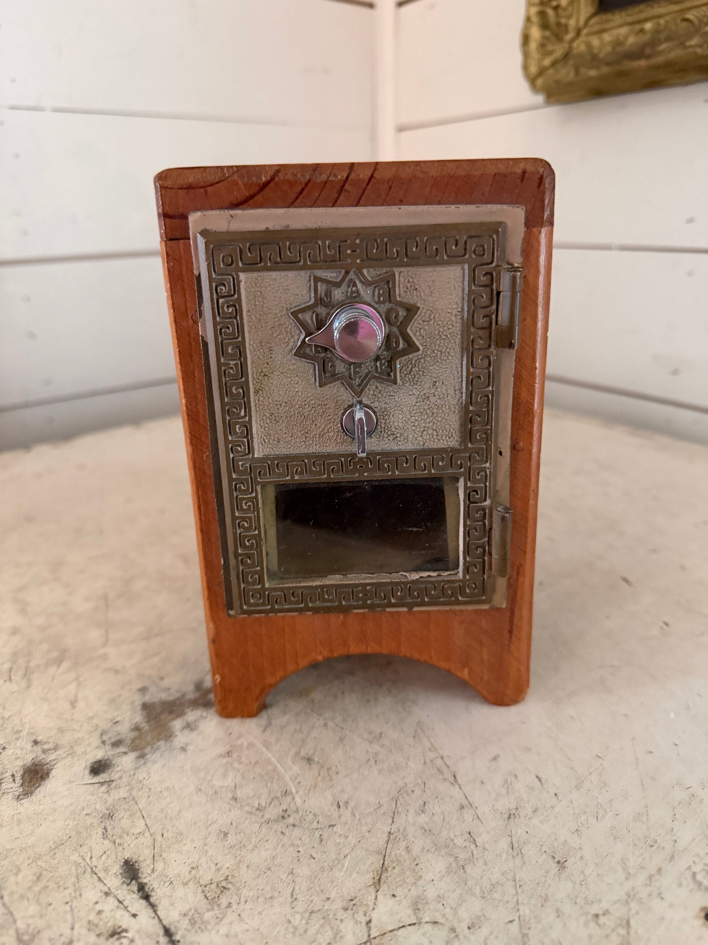 Vintage mailbox piggy bank does not have key