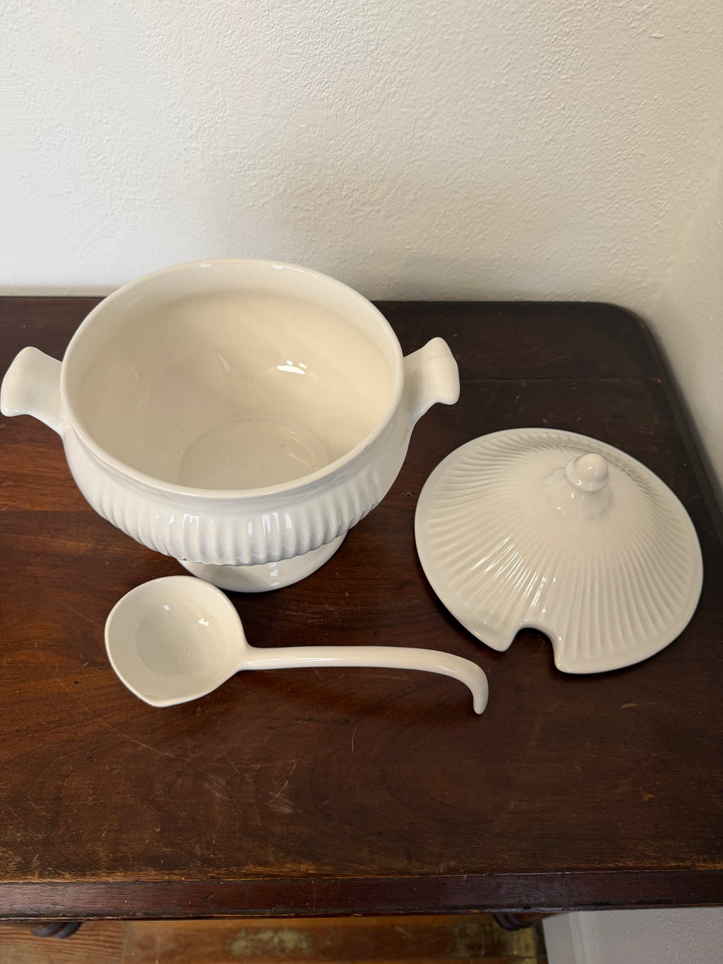 Sopera de cerámica blanca vintage con tapa y cucharón