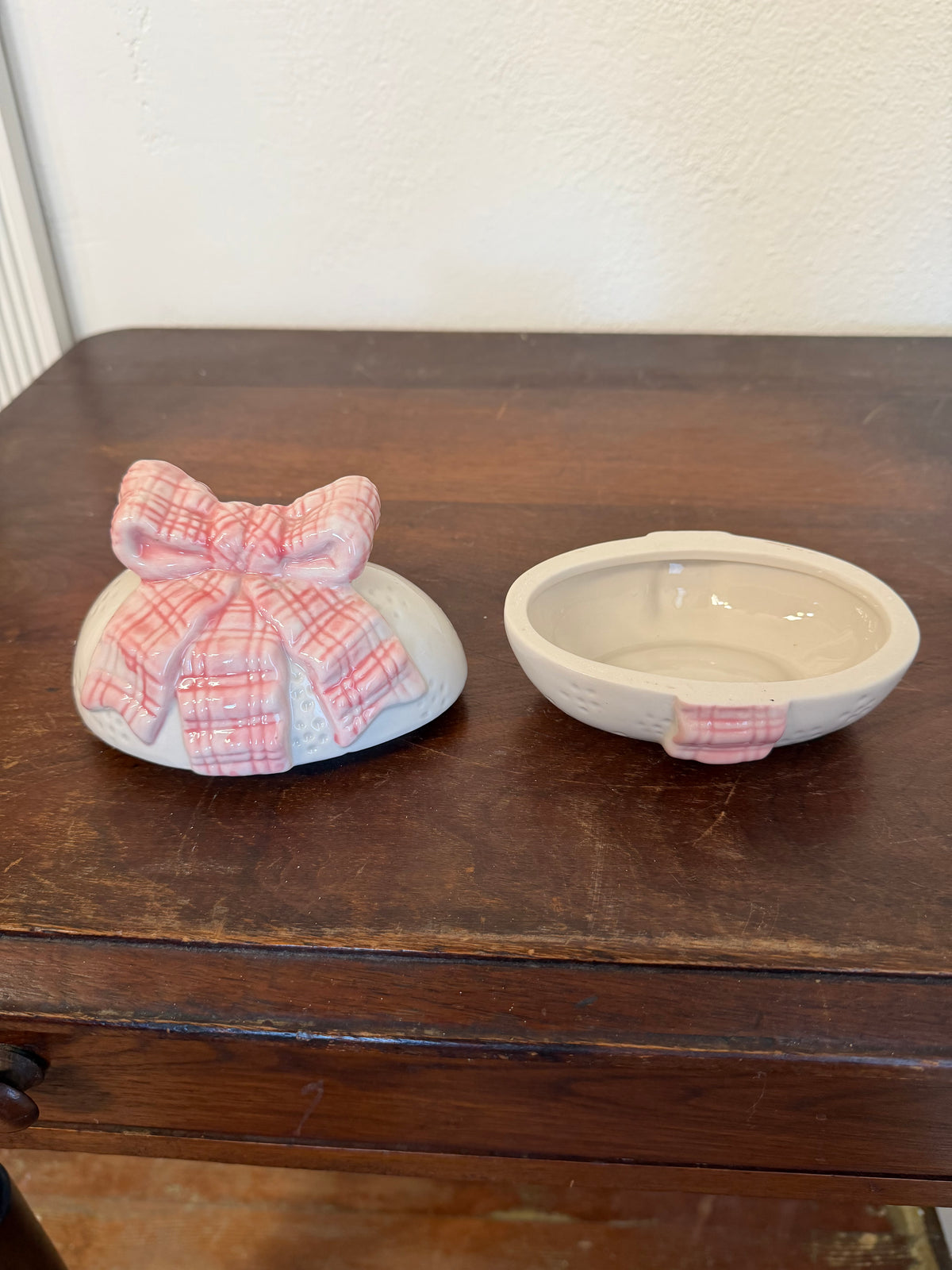 Ceramic egg dish with bow