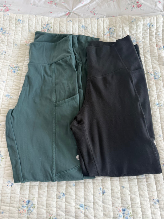 Set of 2 medium leggings - slight ware on bottom