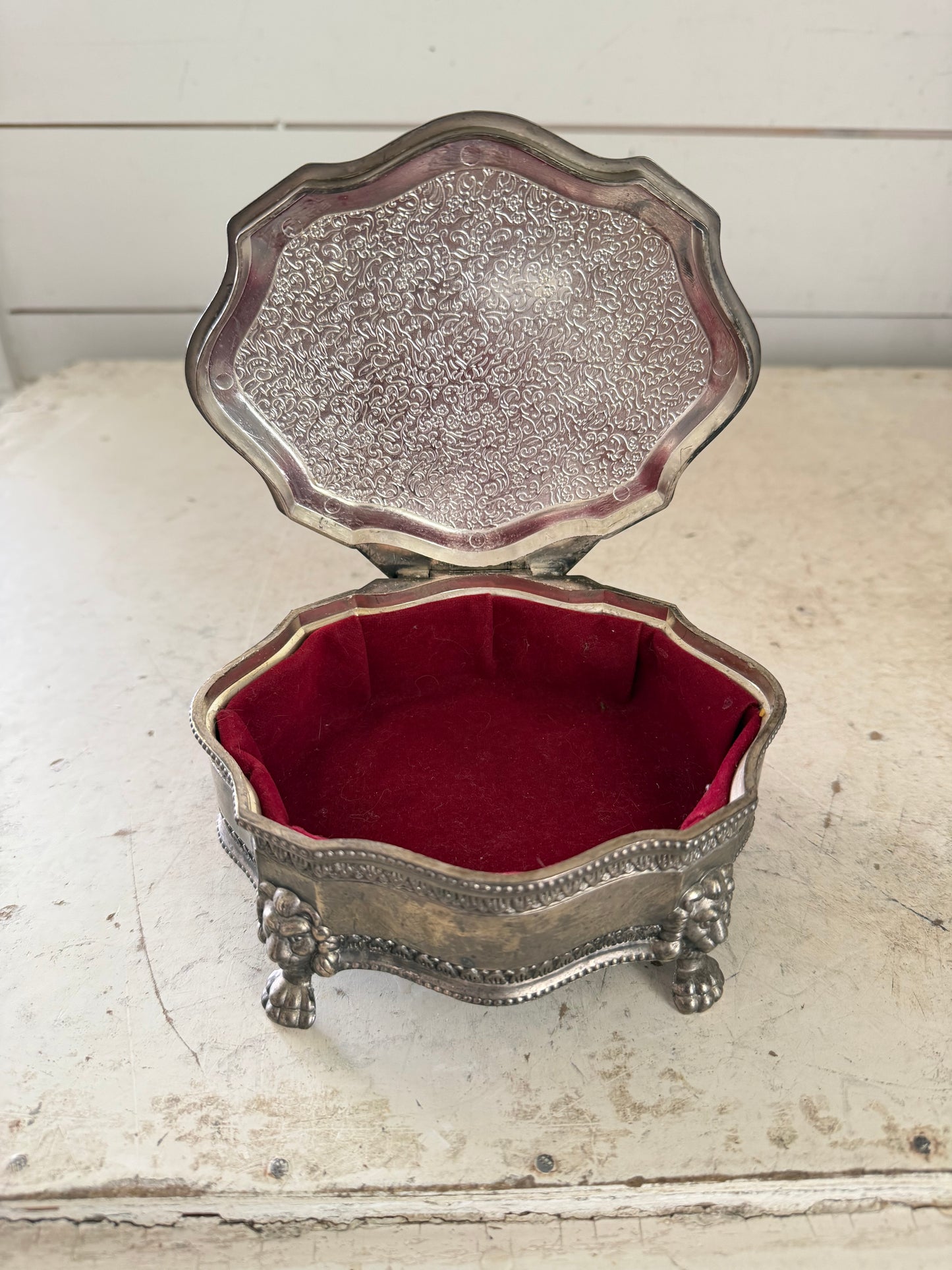 Vintage International Silver Company silver-plated trinket box featuring a "Dieu et mon droit" British Royal crest -hinge broken