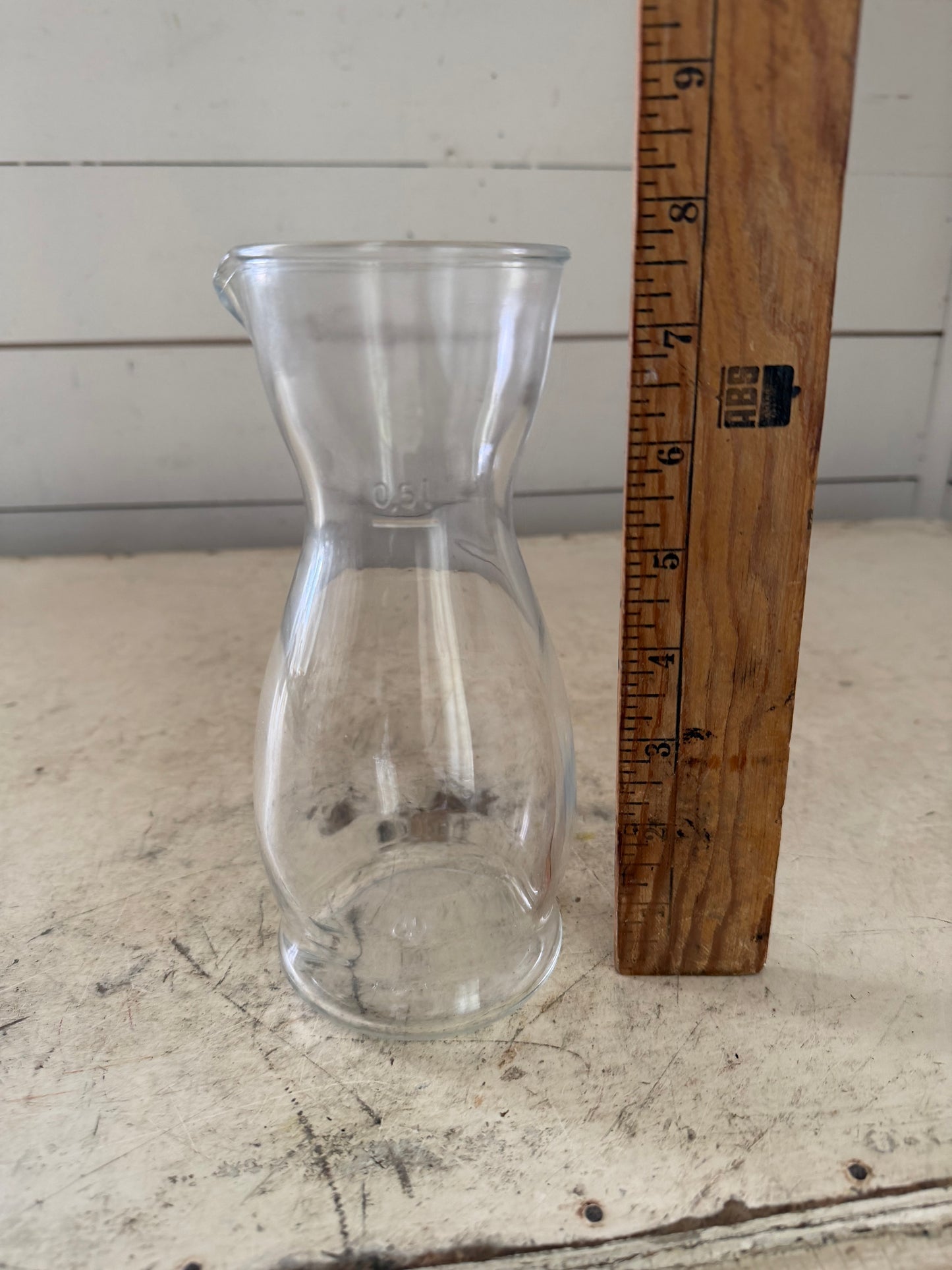 classic 0.5-liter clear glass table carafe