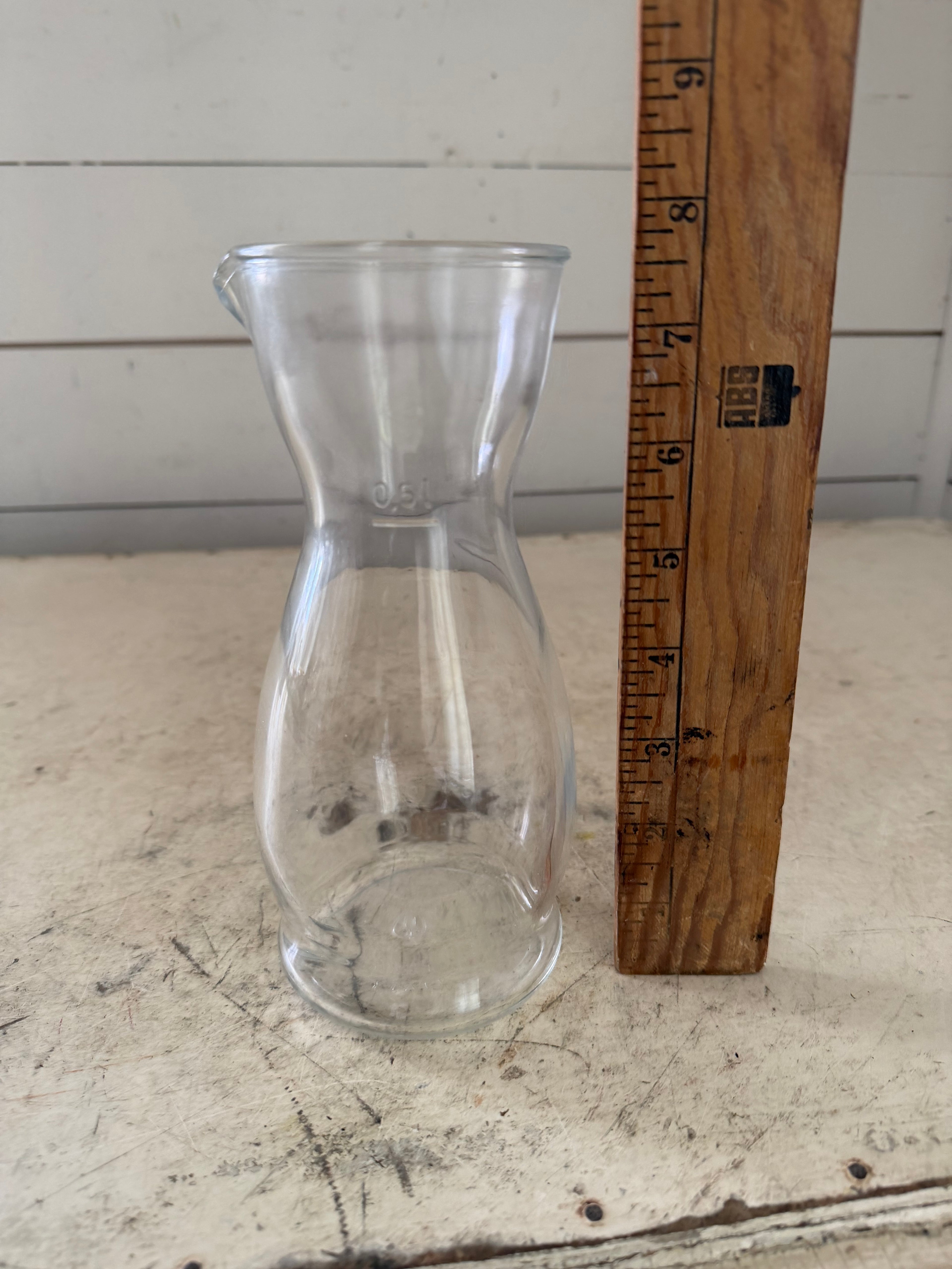 classic 0.5-liter clear glass table carafe