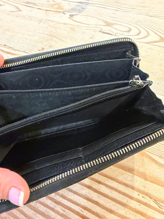 GUCCI Swing Zip Around Wallet Black Grain Leather has not been authenticated, but does have all the markings and serial number