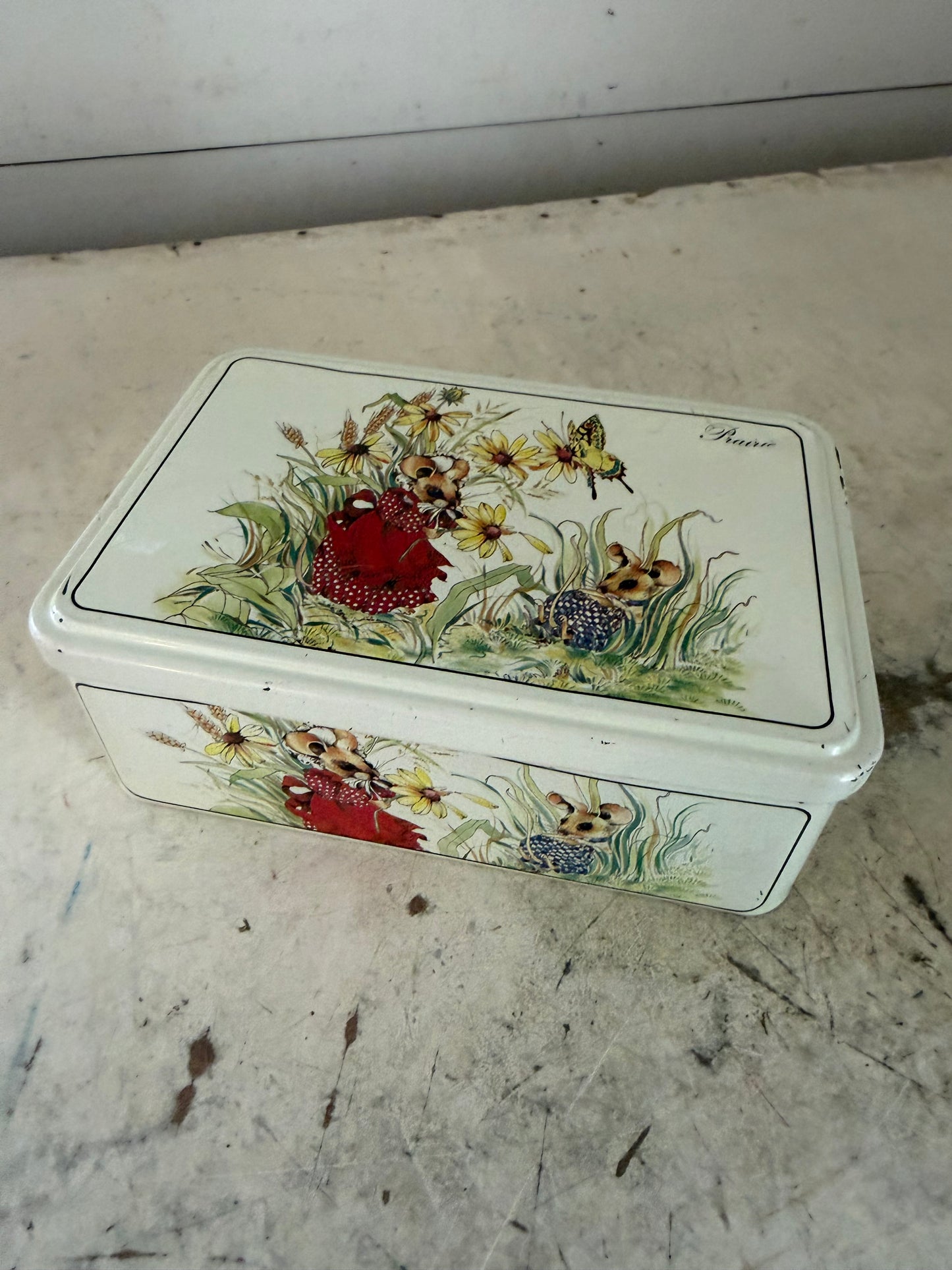 Tin can Massilly France with mice as is