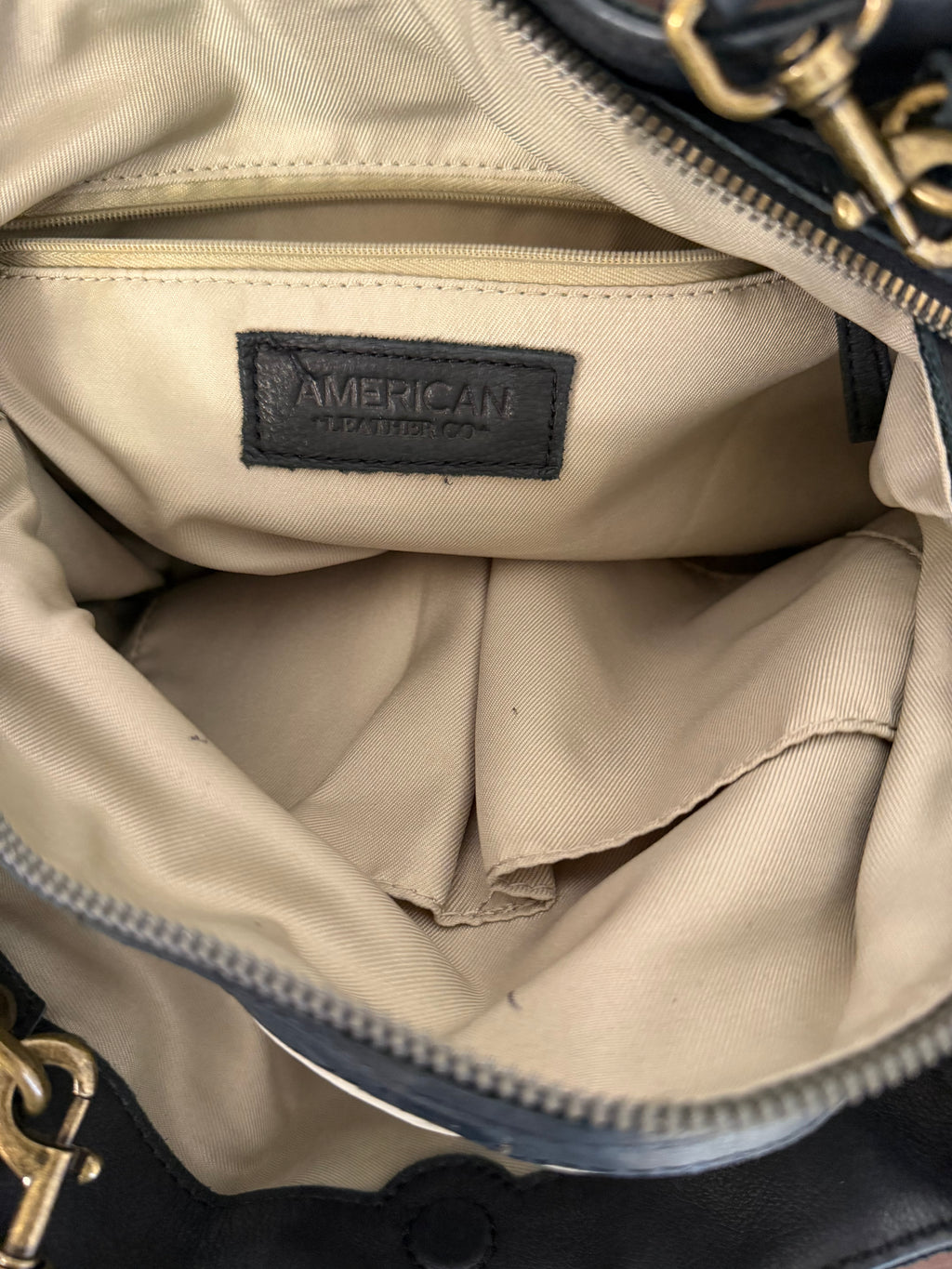 Bolso satchel de triple entrada Lenox de American Leather Co. en cuero negro