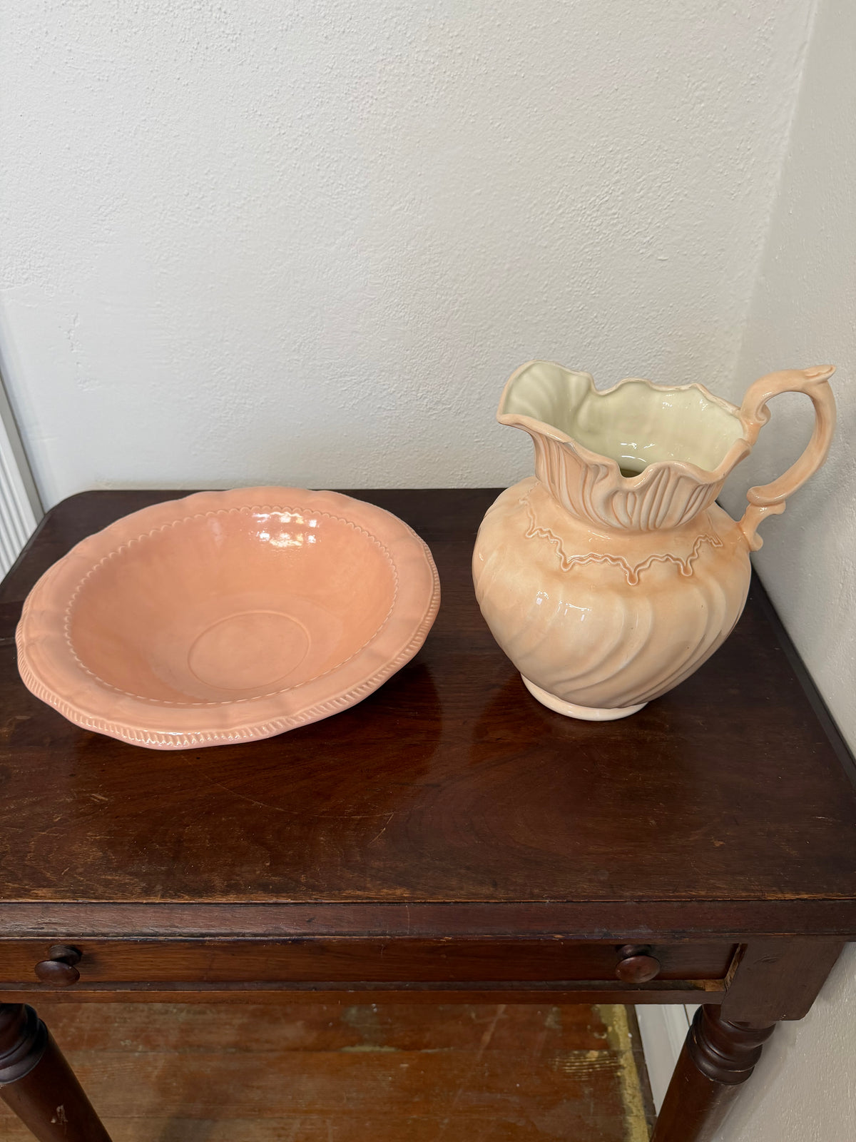 Jarra y palangana vintage de color melocotón y rosa - La jarra tiene una muesca