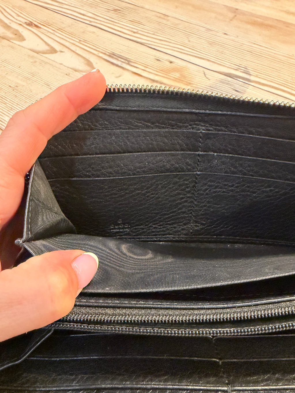 GUCCI Swing Zip Around Wallet Black Grain Leather has not been authenticated, but does have all the markings and serial number