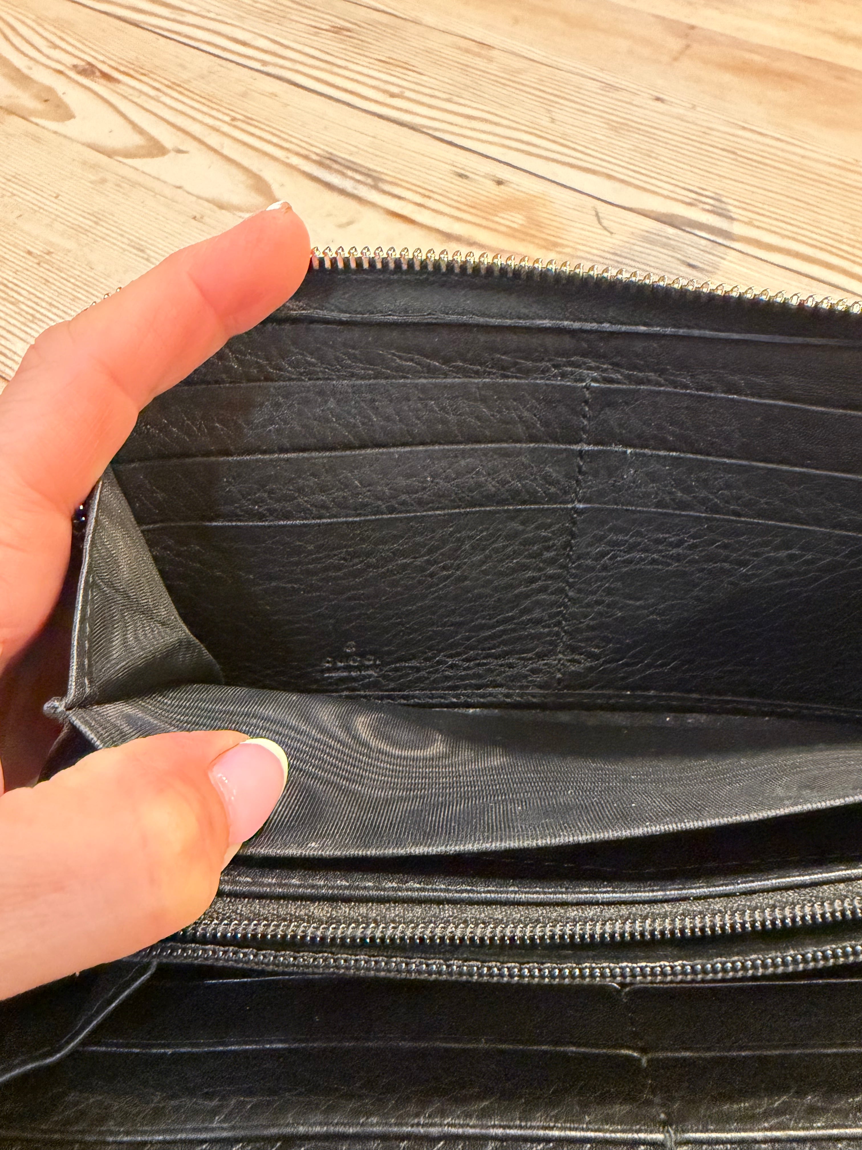 GUCCI Swing Zip Around Wallet Black Grain Leather has not been authenticated, but does have all the markings and serial number