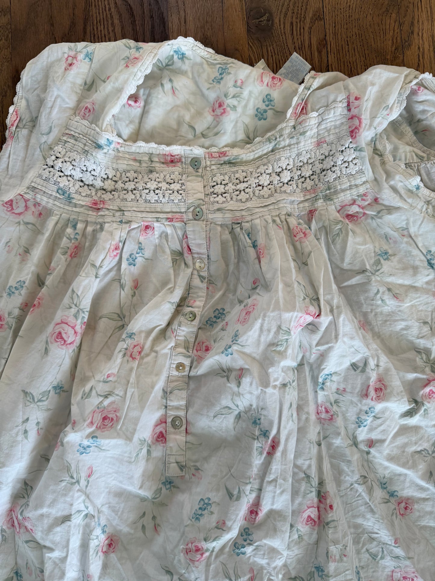 Eileen West floral maxi nightgown featuring a delicate pink and white floral pattern - Medium