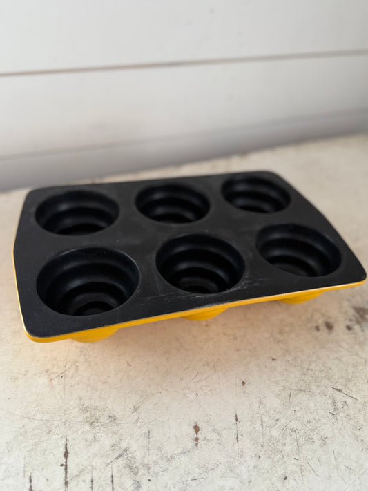 Zion's Mercantile Beehive Cupcake Pan 12.5”x9” Yellow Heavy Muffin Tin Cast Iron