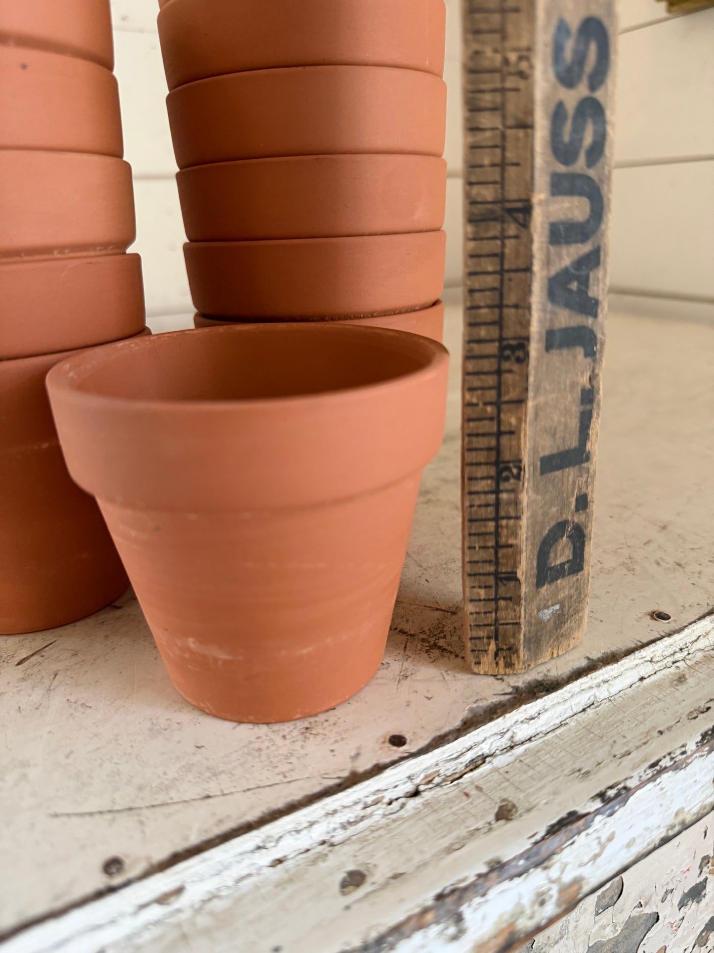 Small terracotta pot will get makeover