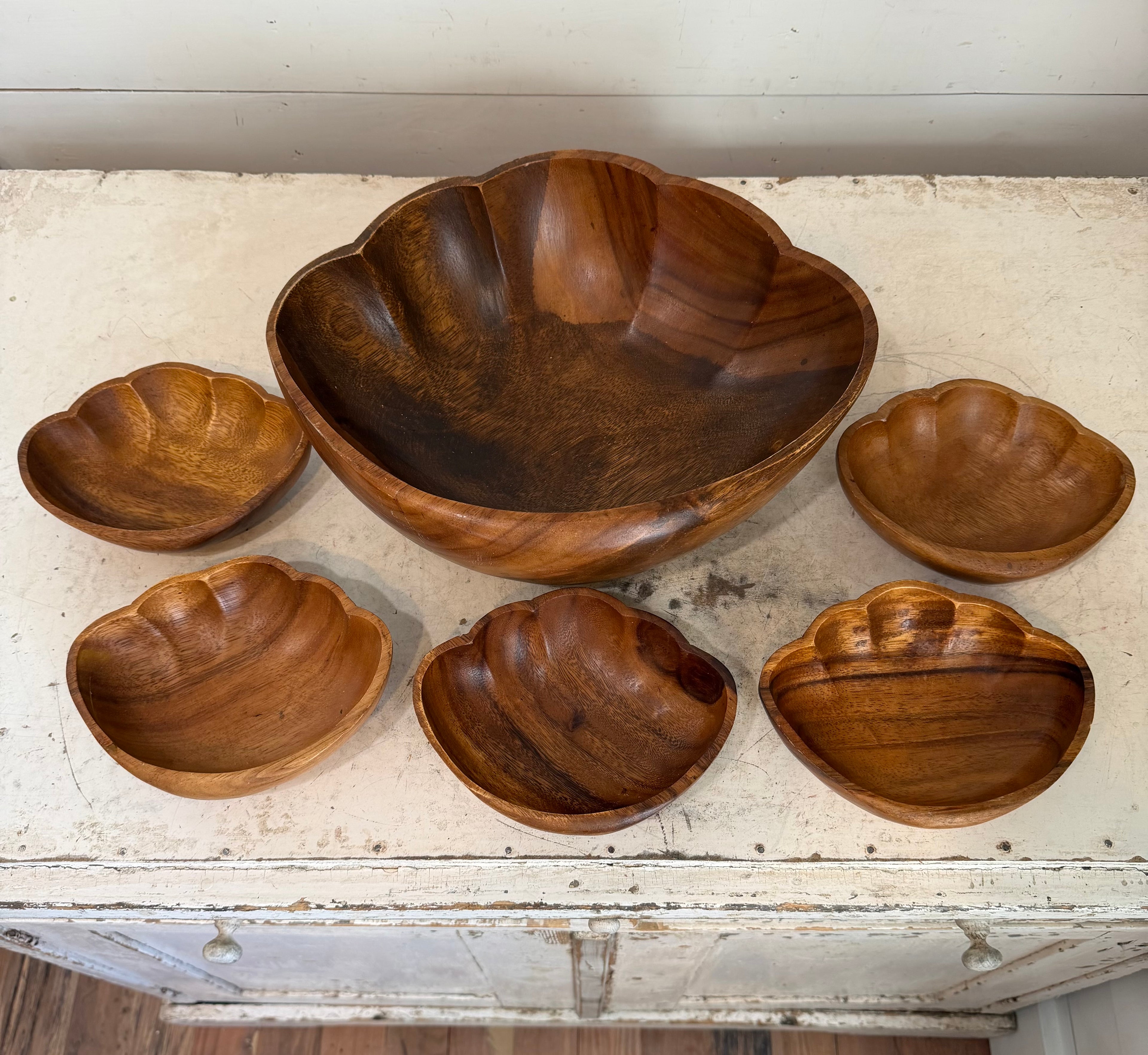Vintage hand-carved monkey pod wood salad bowl set scalloped design