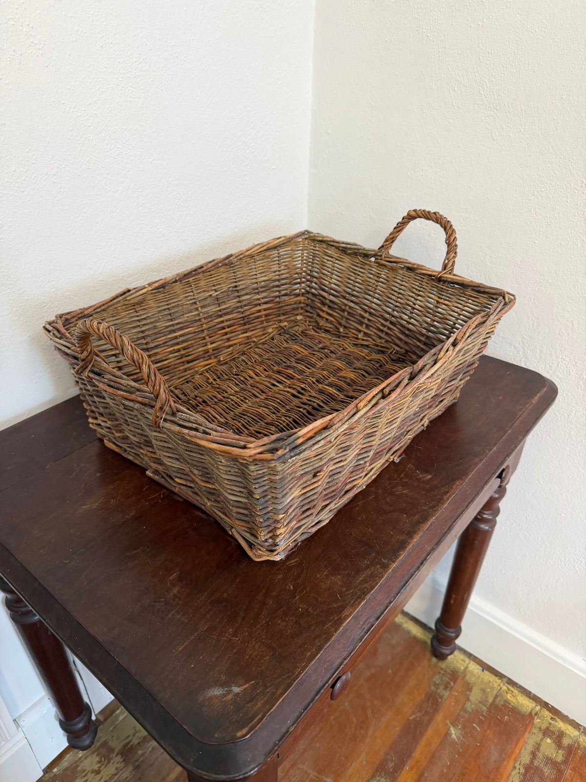 Cesta rectangular de mimbre vintage grande con asas
