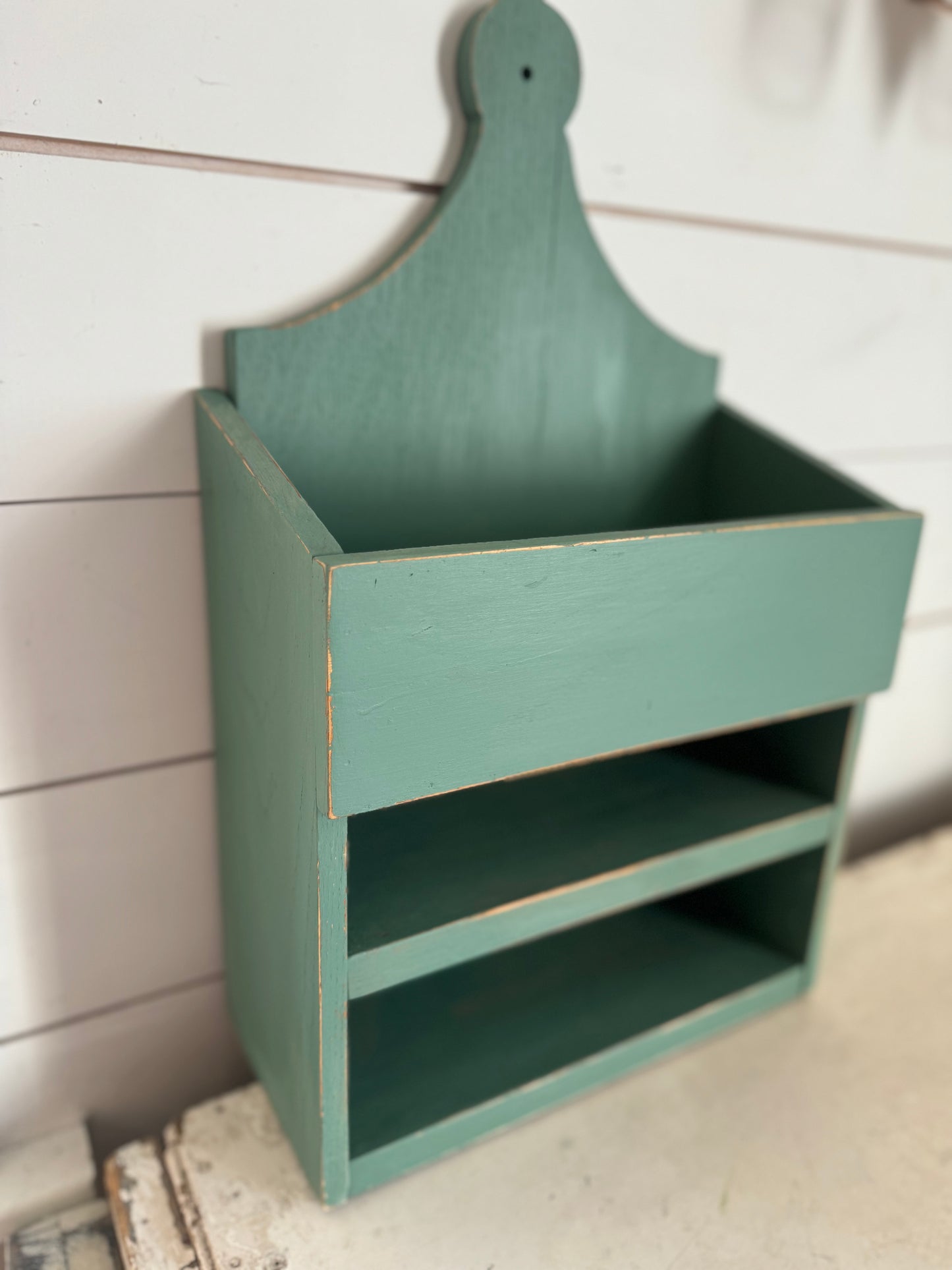 Vintage wooden shelf - hand painted