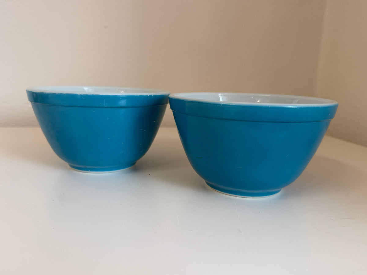Set of 2 Pyrex #401 1.5-Pint Turquoise Color Nesting Mixing Bowls