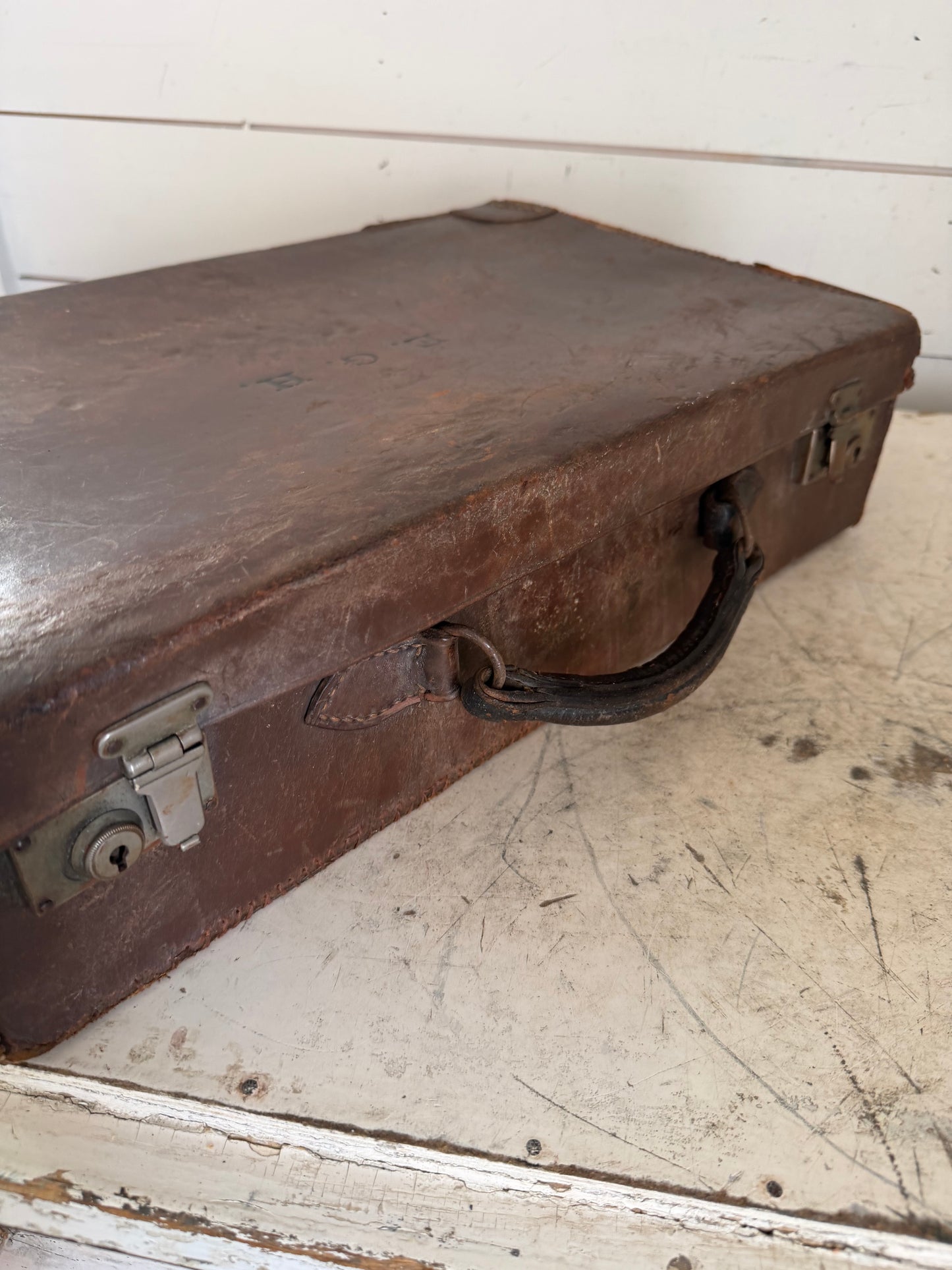 EARLY 20TH CENTURY ENGLISH LEATHER SUITCASE IN BROWN