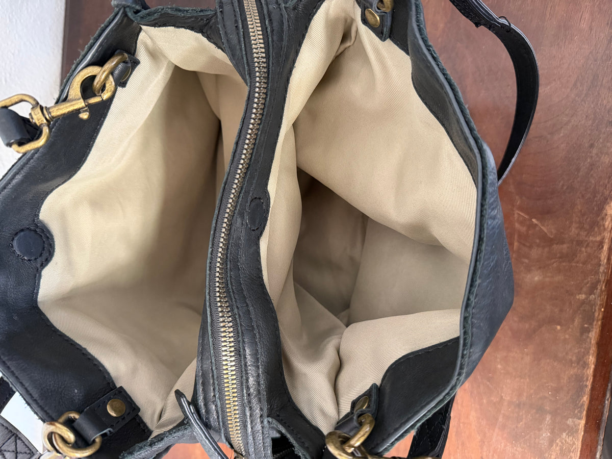 Bolso satchel de triple entrada Lenox de American Leather Co. en cuero negro