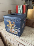 Caja de pañuelos azul marino pintada a mano