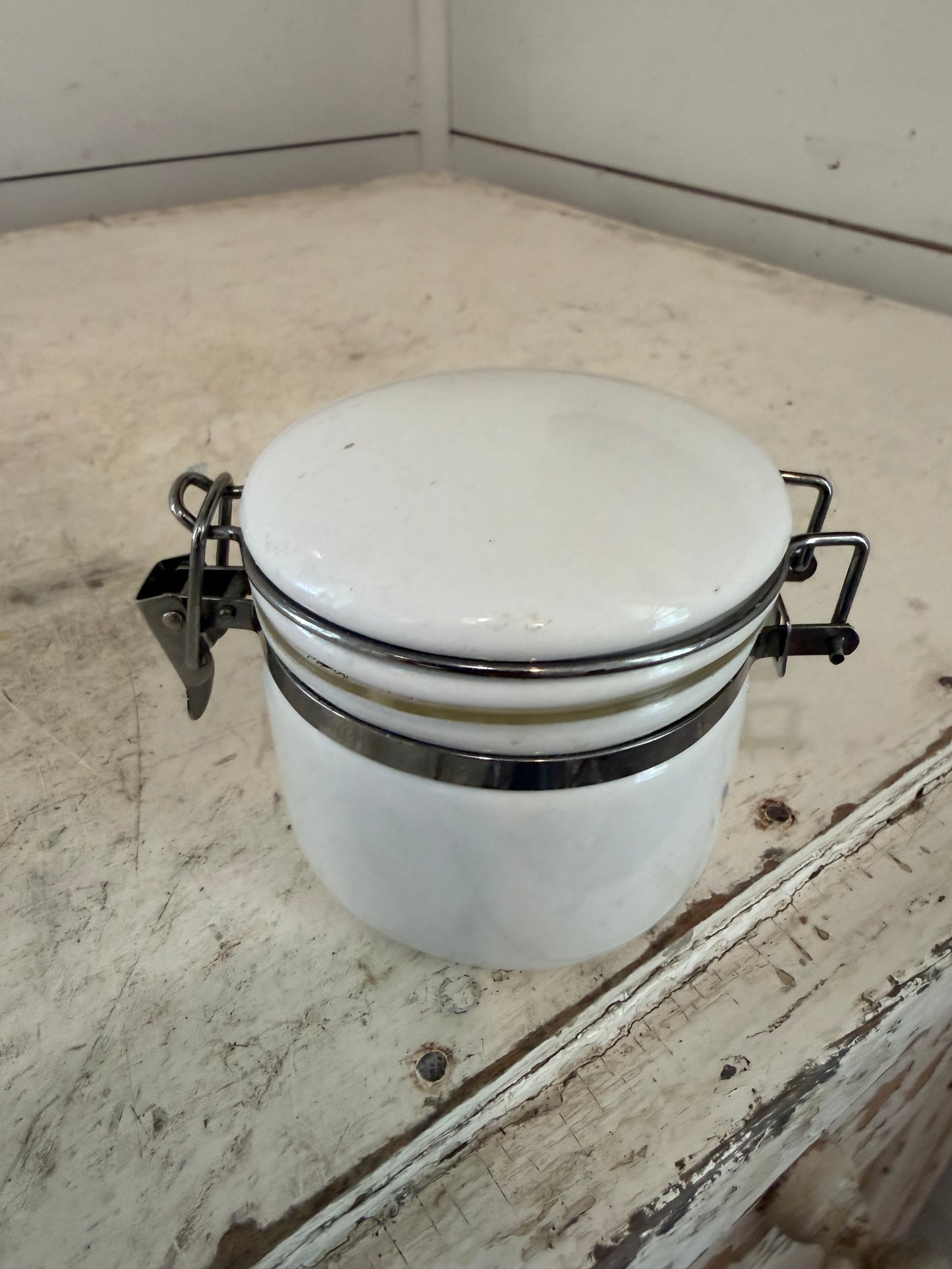 Ceramic hermetic jar