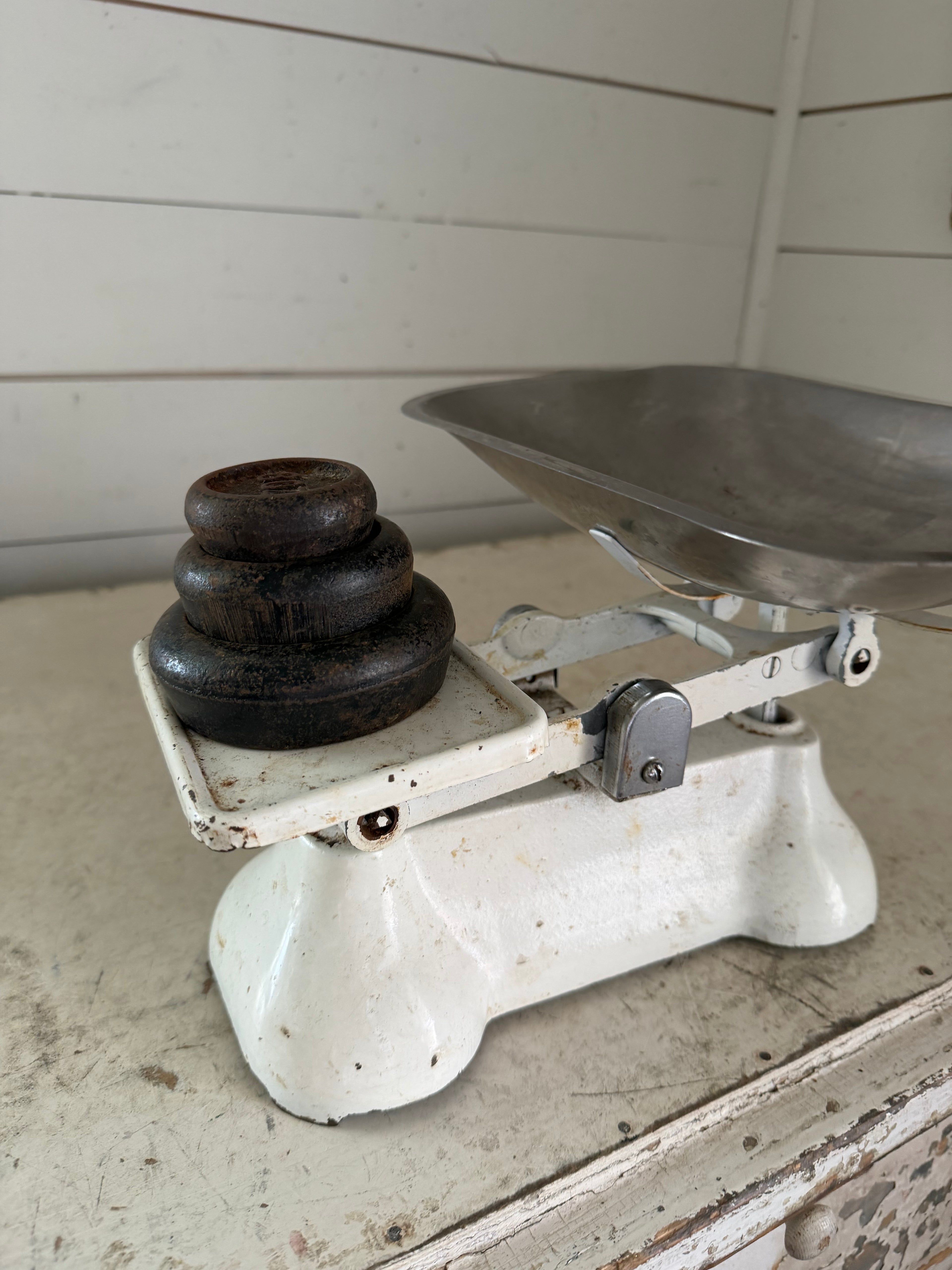 Vintage English The Queen' Kitchen Scales with Weights Set white