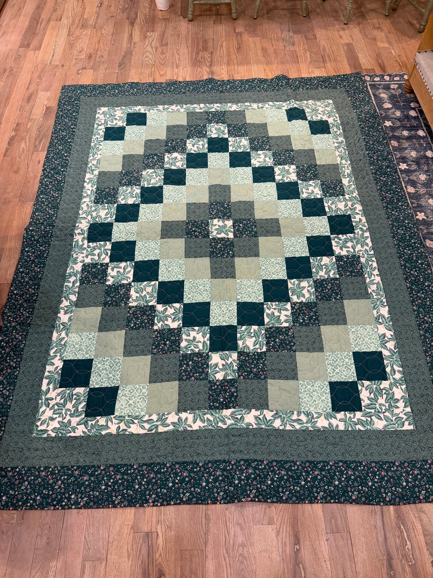 Green Floral Square hand made Pieced Quilt Queen - In New Condition