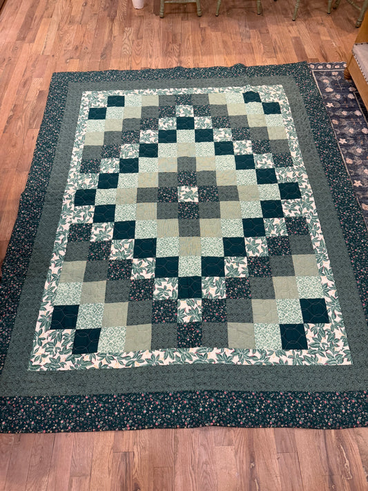 Green Floral Square hand made Pieced Quilt Queen - In New Condition