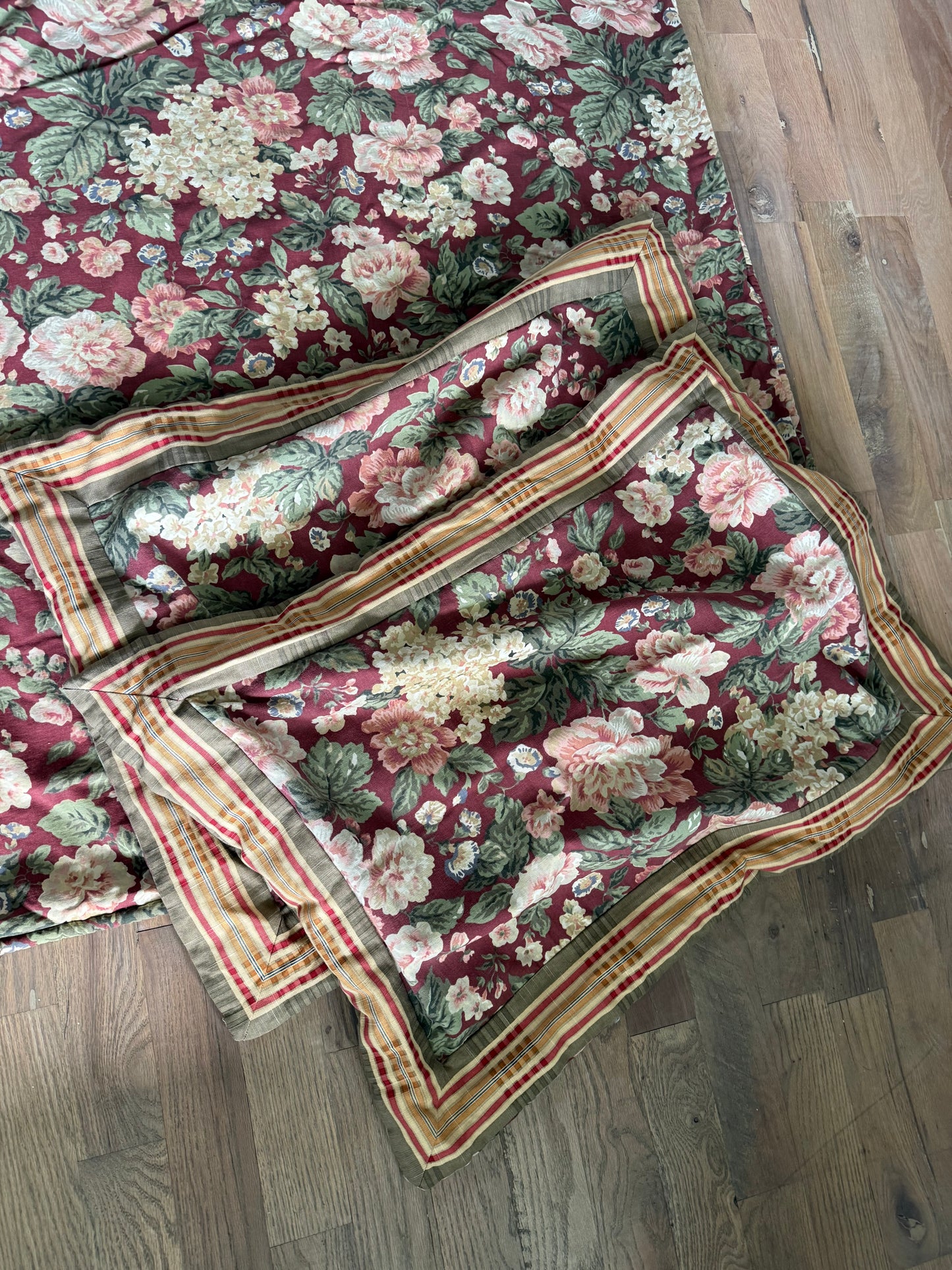 Queen size floral duvet with matching pillow shams