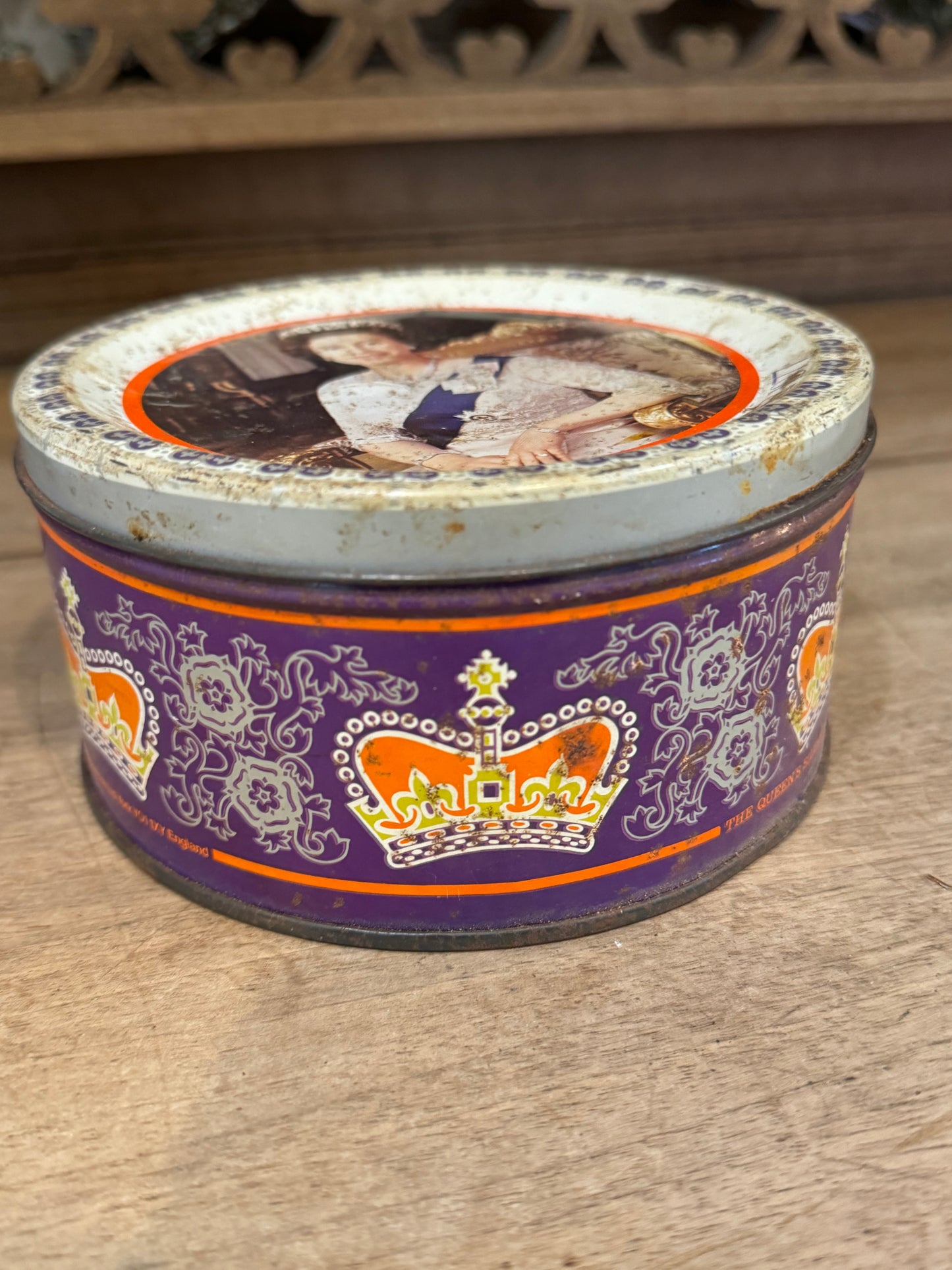 Queen Elizabeth II Silver Jubilee Round Decorative Metal Bisquit Tin Royal Purple, Christmas Gift,  Bisquit Tin