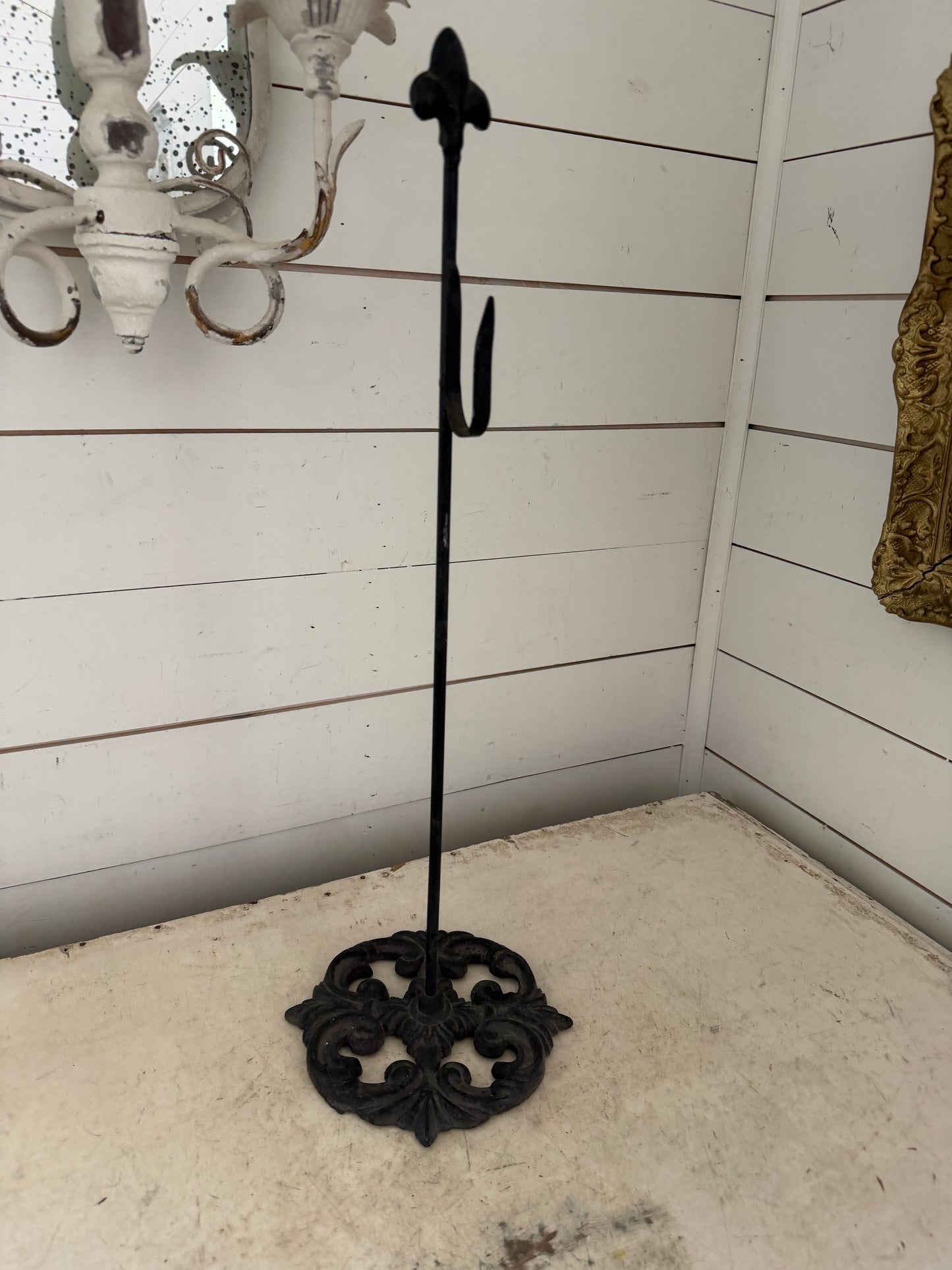 Wreath holder with cast-iron base