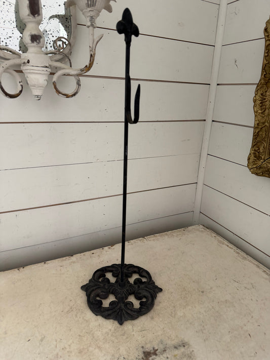 Wreath holder with cast-iron base
