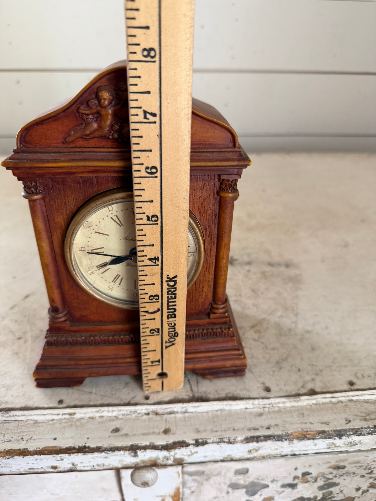 Vintage Richard Ward Winchester quartz mantel clock made of molded resin
