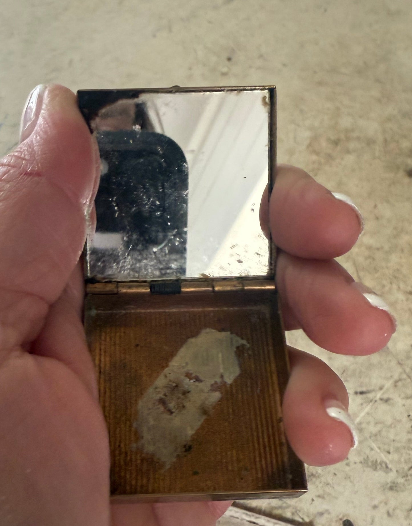 Vintage Gold Tone Metal Enamel laurel Compact with Mirror