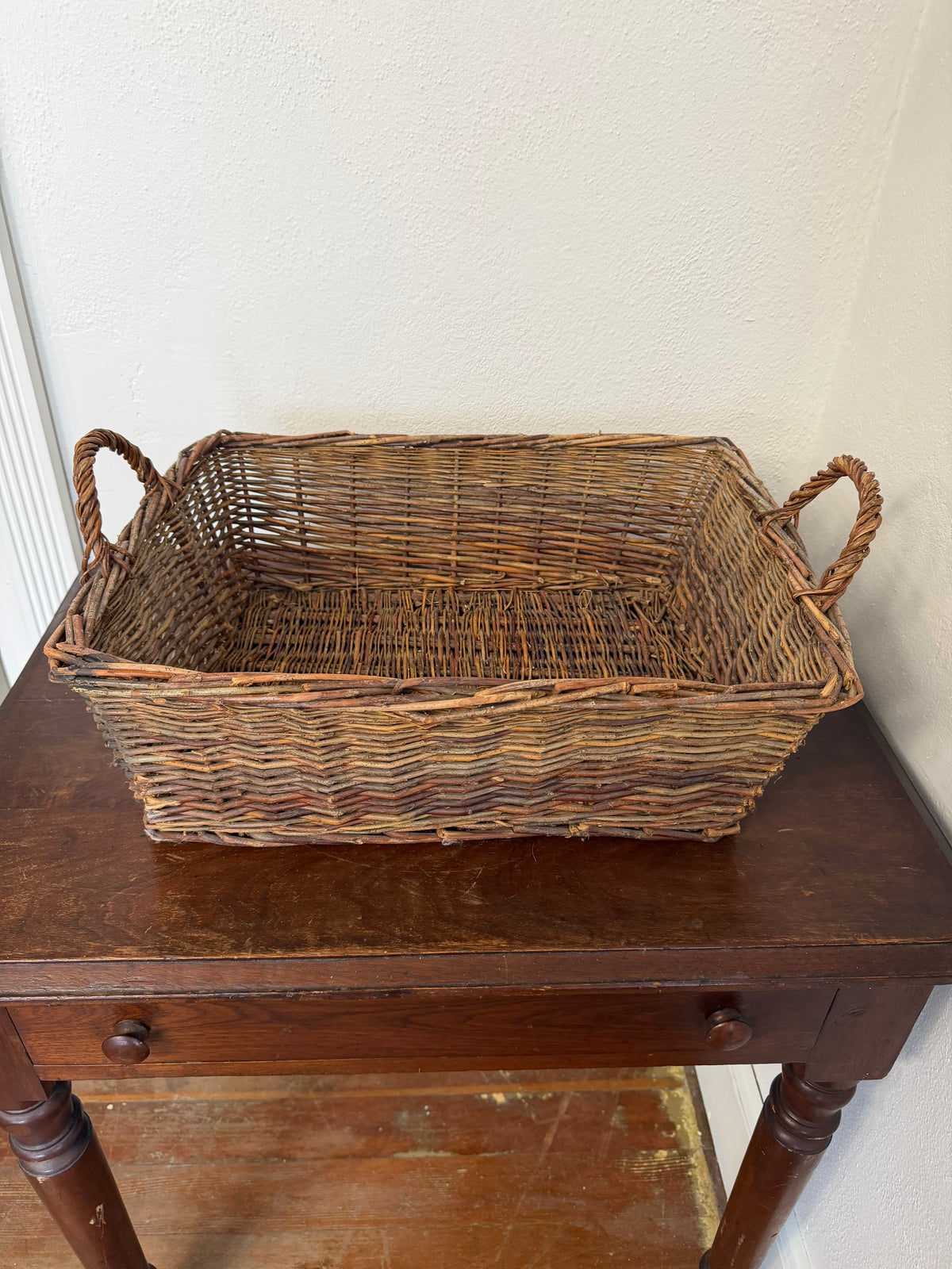Cesta rectangular de mimbre vintage grande con asas