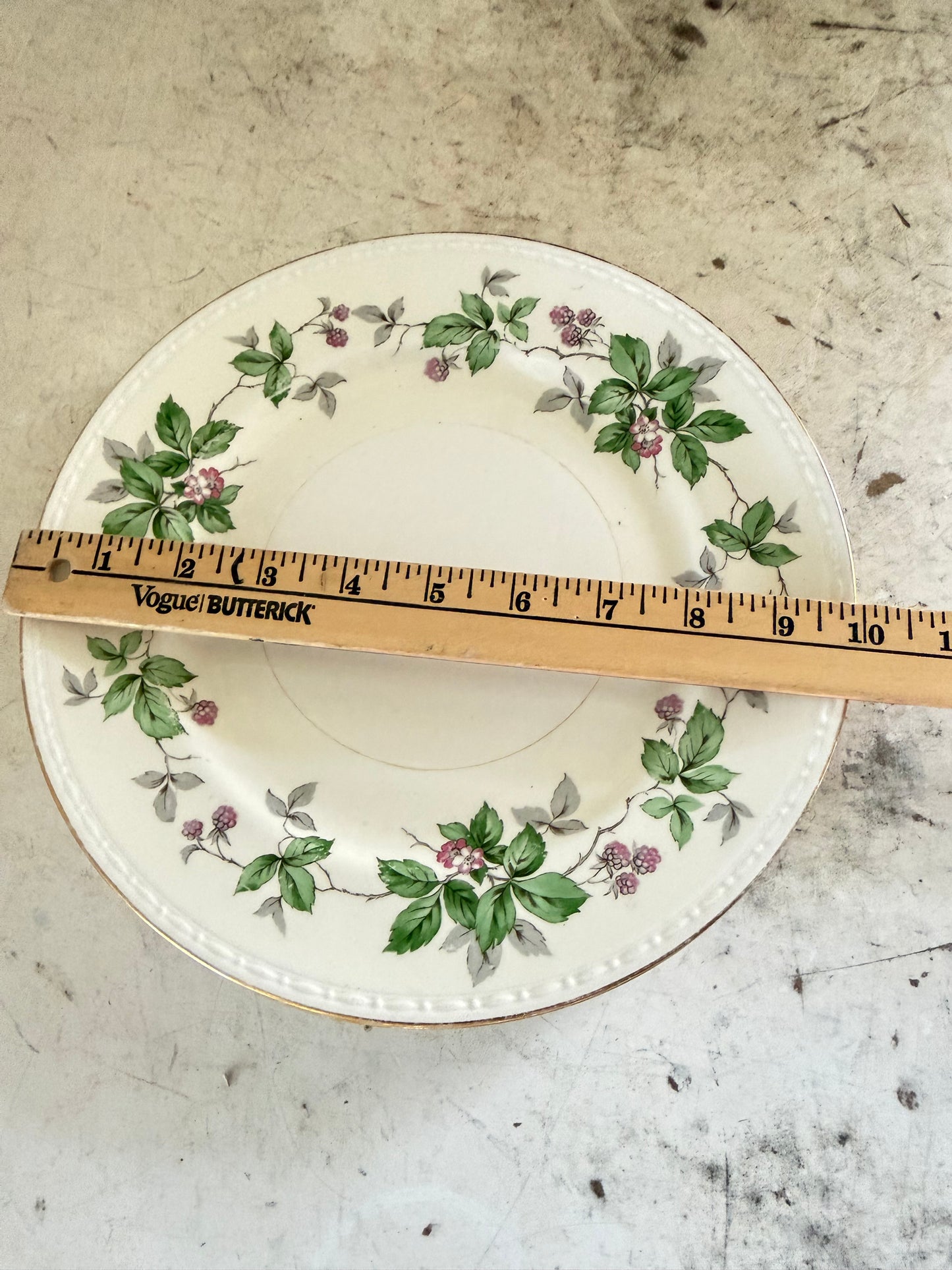 Homer Laughlin Greenbriar dinner plate from the Georgian Eggshell line sold individually