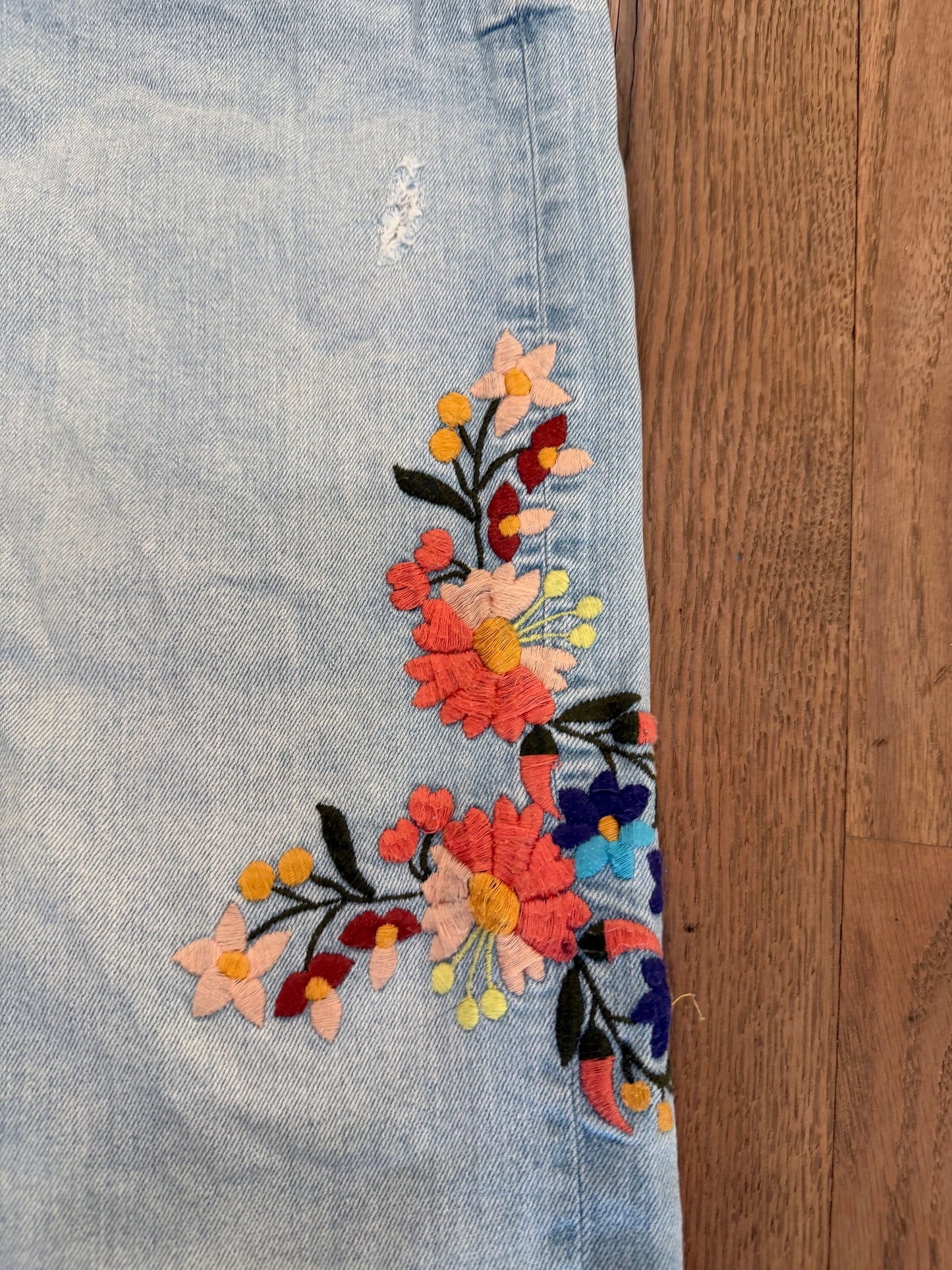 ANTHROPOLOGIE PILCRO FLORAL EMBROIDERED Distressed MID RISE ANKLE JEAN SIZE 30