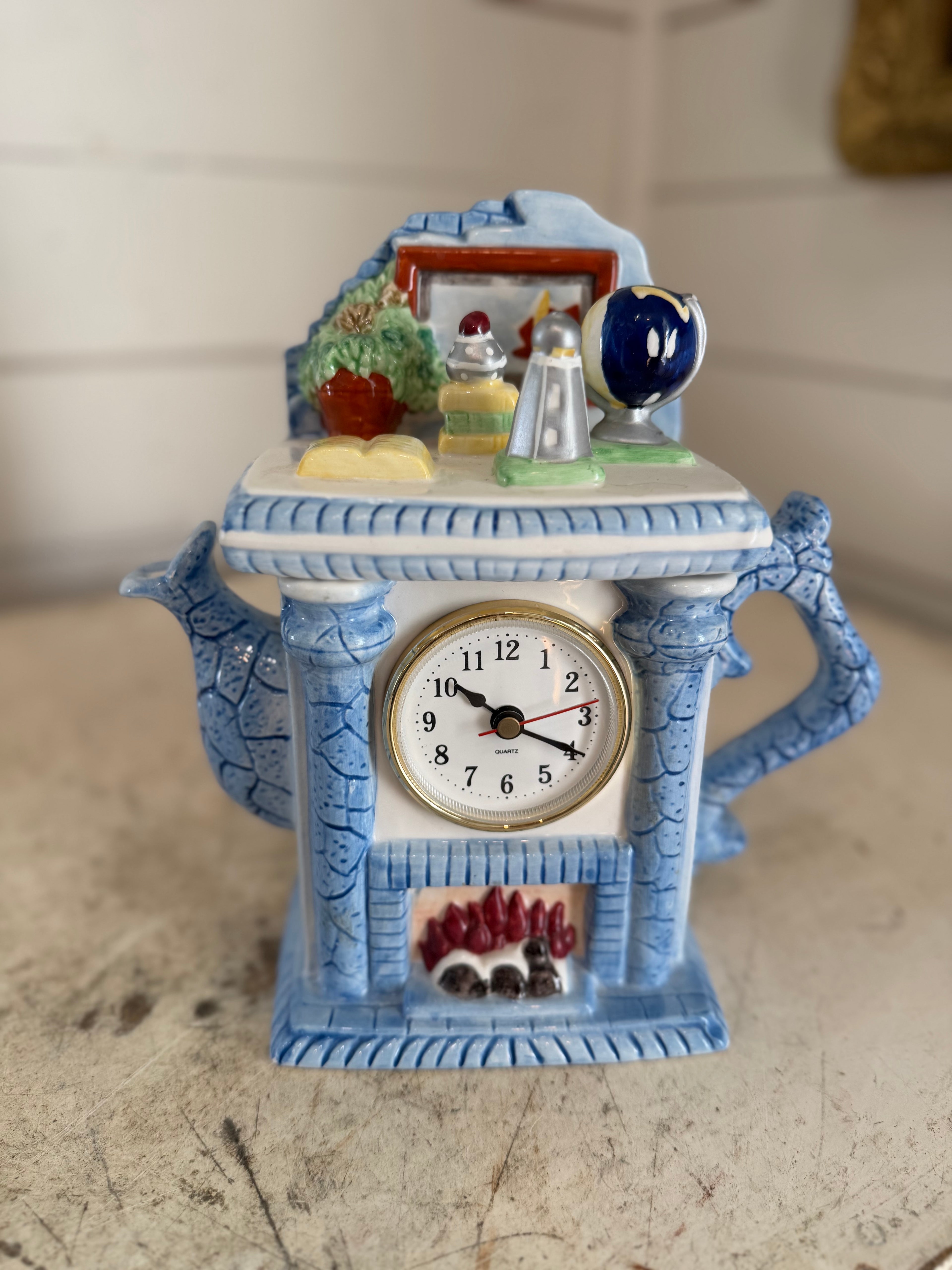Vintage teapot mantle clock - Clock Works, takes an LR1 1.5v battery, not included due to shipping laws