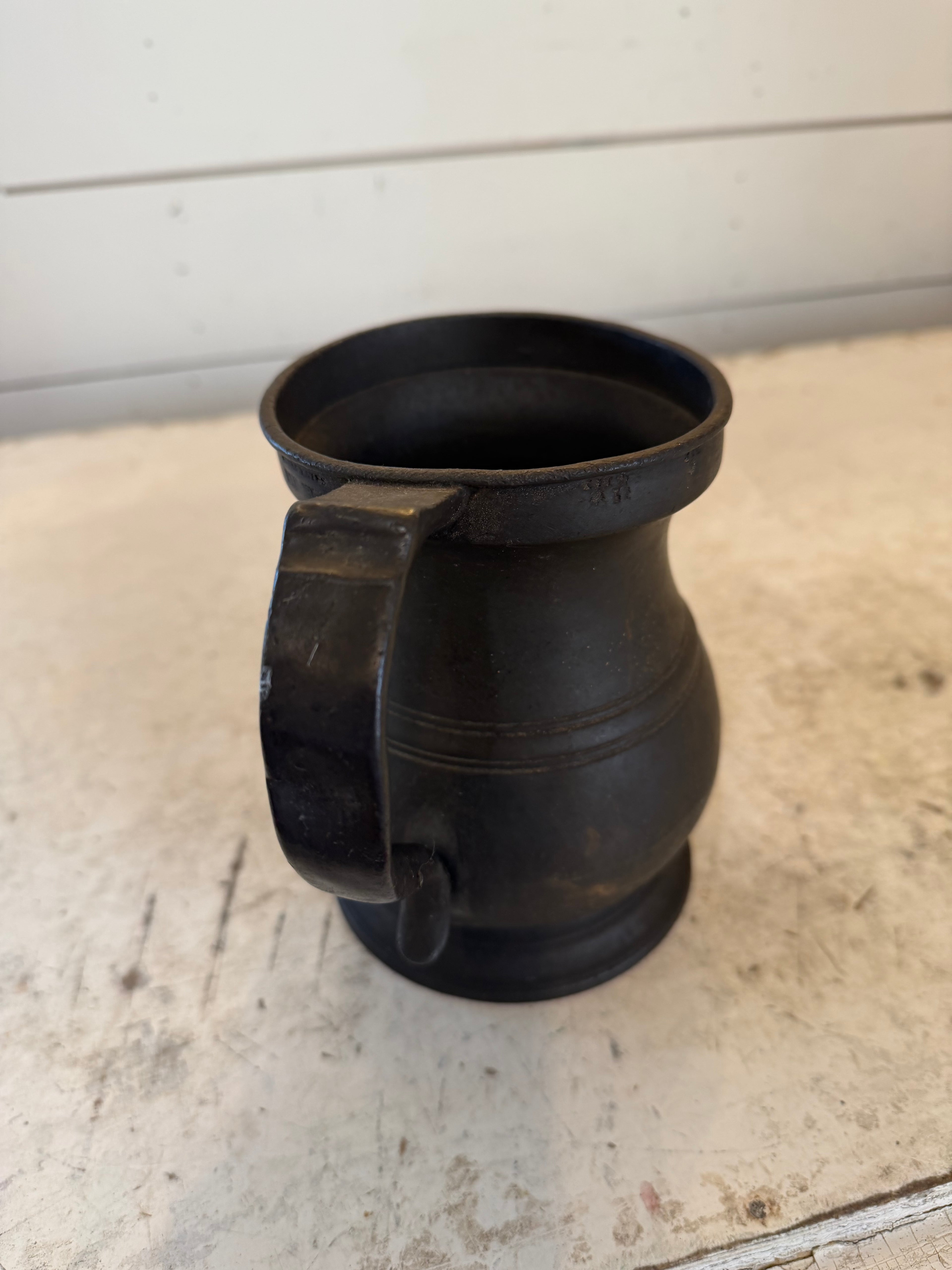 Antique pewter tanker, Victorian era - Quart - has a chip in the base