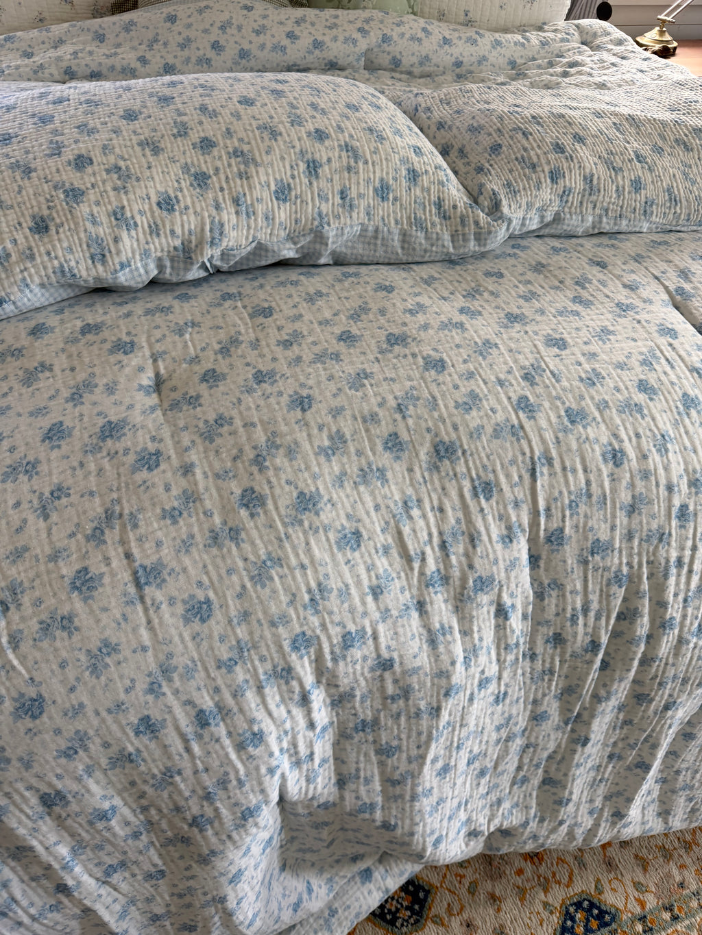 Blue Floral shabby Chic by Rachel Ashwell Comforter and set of shams king size