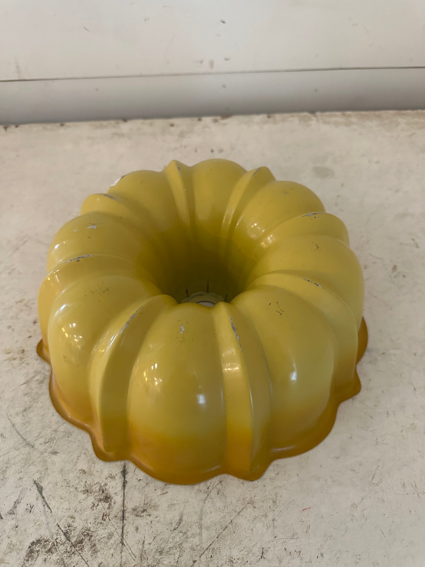 Vintage Bundt pan – yellow