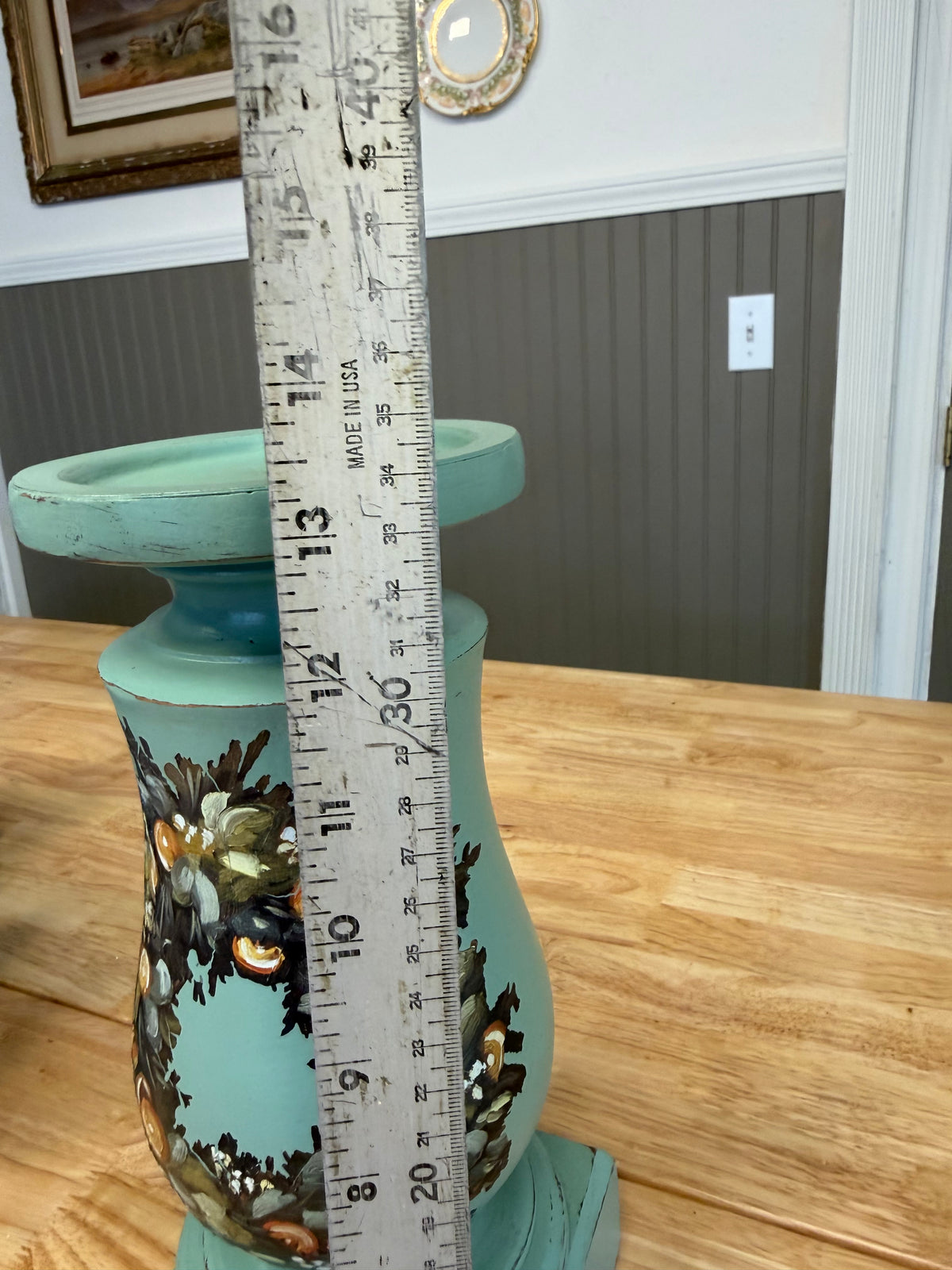 Chunky Candlestick with Christmas Wreath