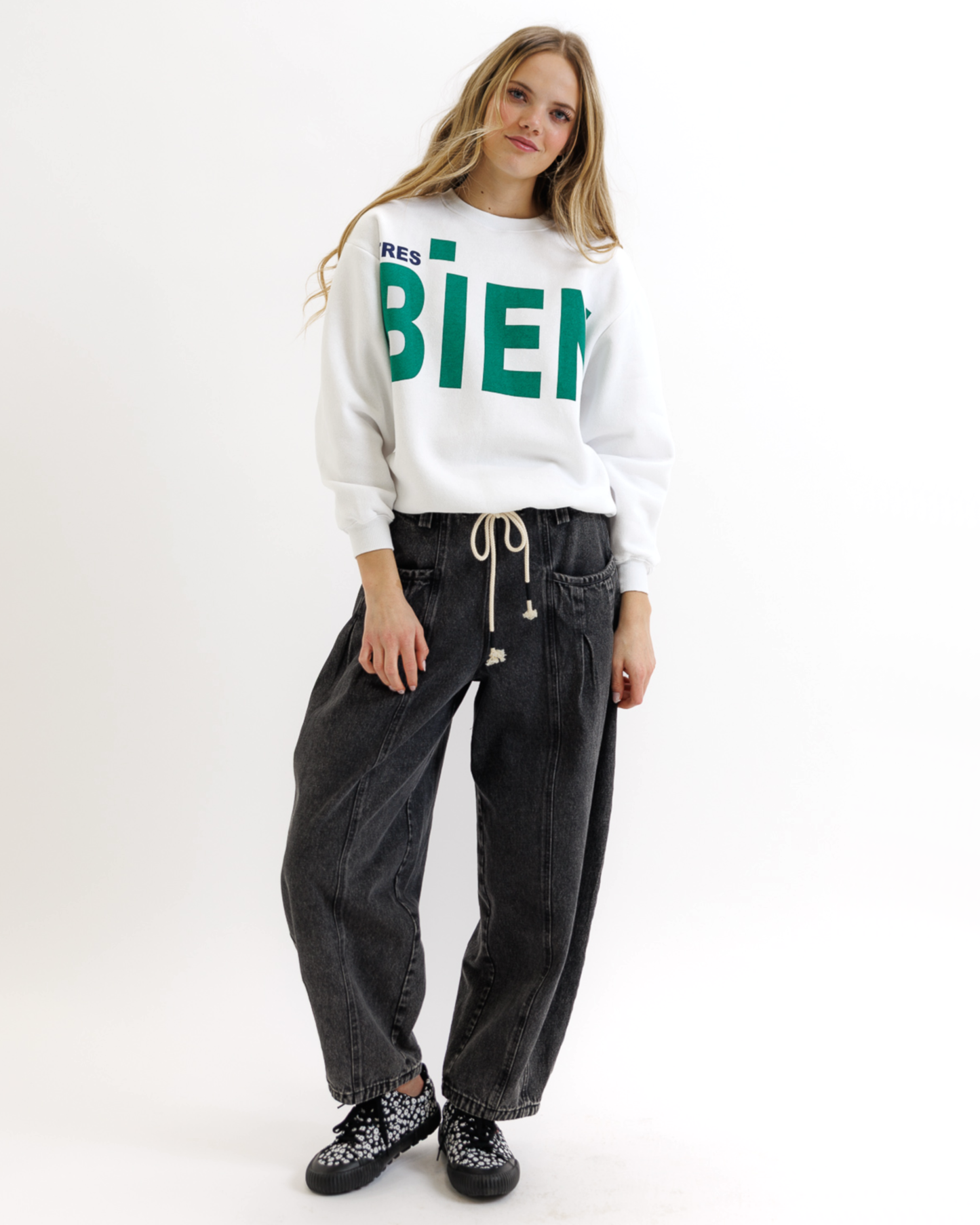 Tres Bien Pullover Graphic Sweatshirt