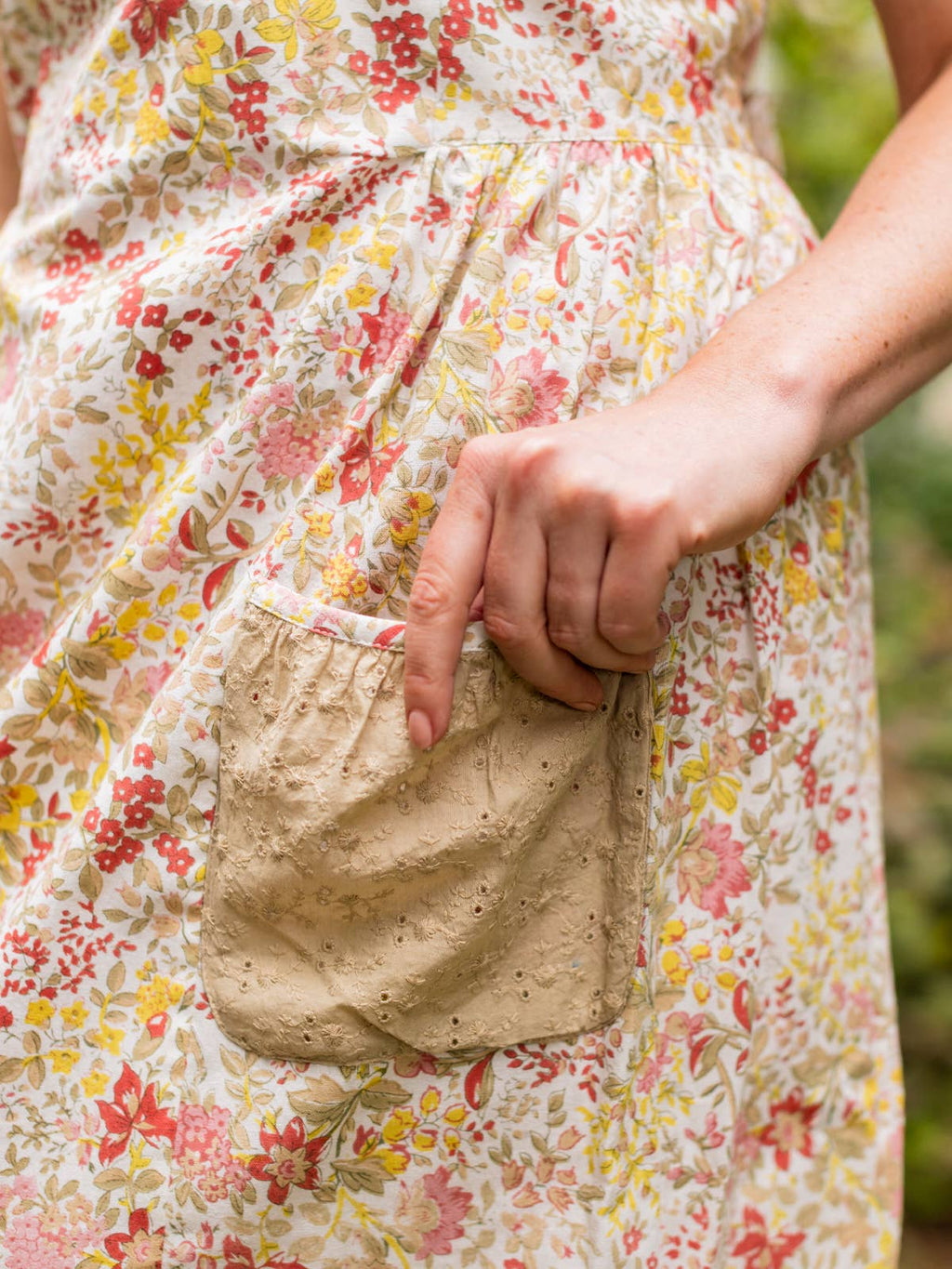 Penelope Ruffle Farmhouse Apron - Ivory